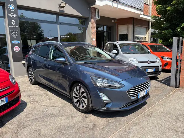 Ford Focus view 3