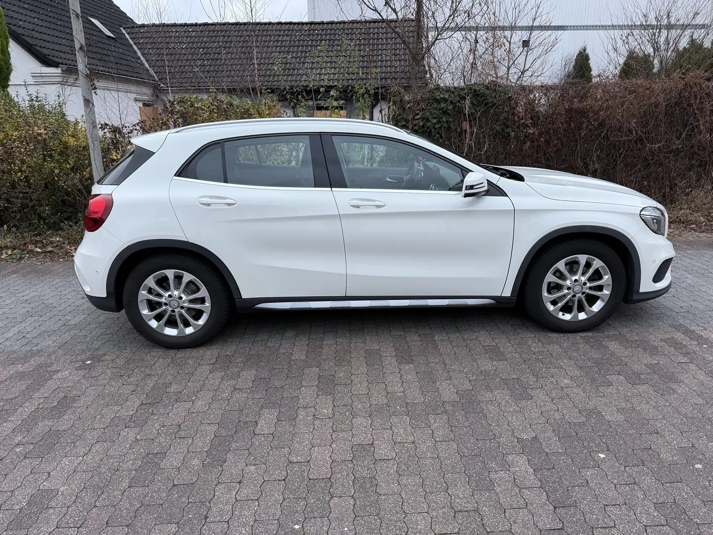 Mercedes-Benz GLA 180 AMG Line - 2