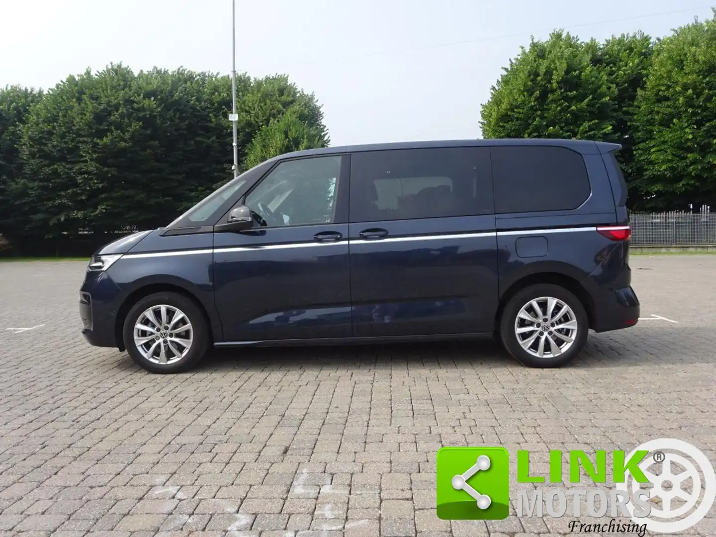 Volkswagen T7 Multivan 2.0 TDI 150CV DSG Style 7 posti Blu/Azzurro - 2