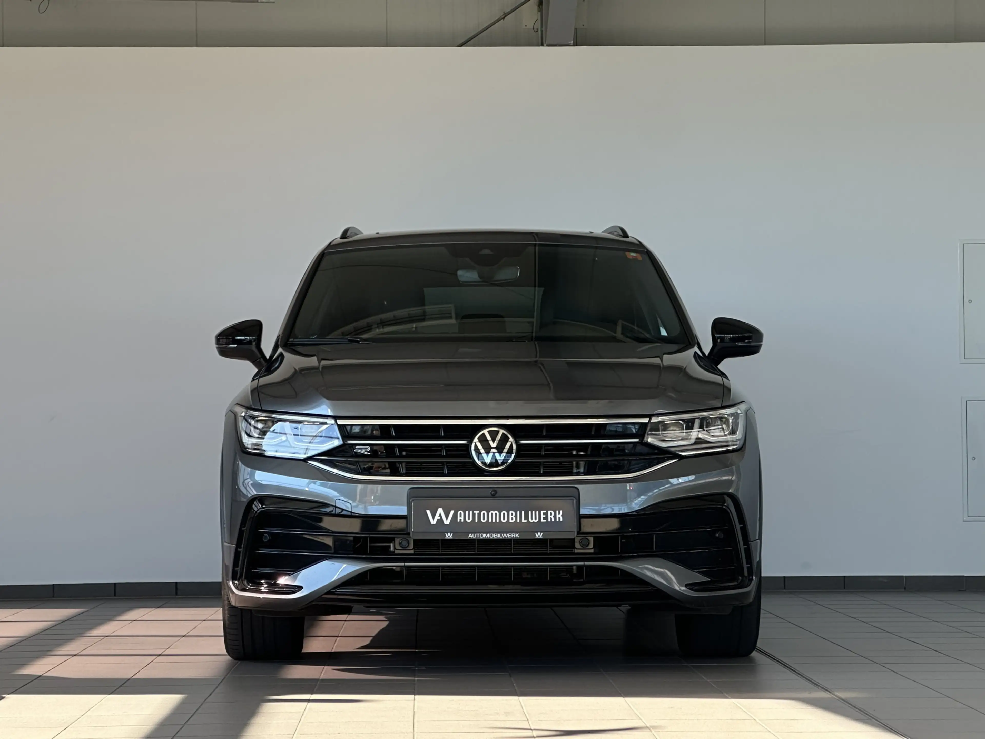 Volkswagen Tiguan Allspace R-LINE* 7S* PANO* 360* STHZ* AHK* BLACK* MEMO — photo 2