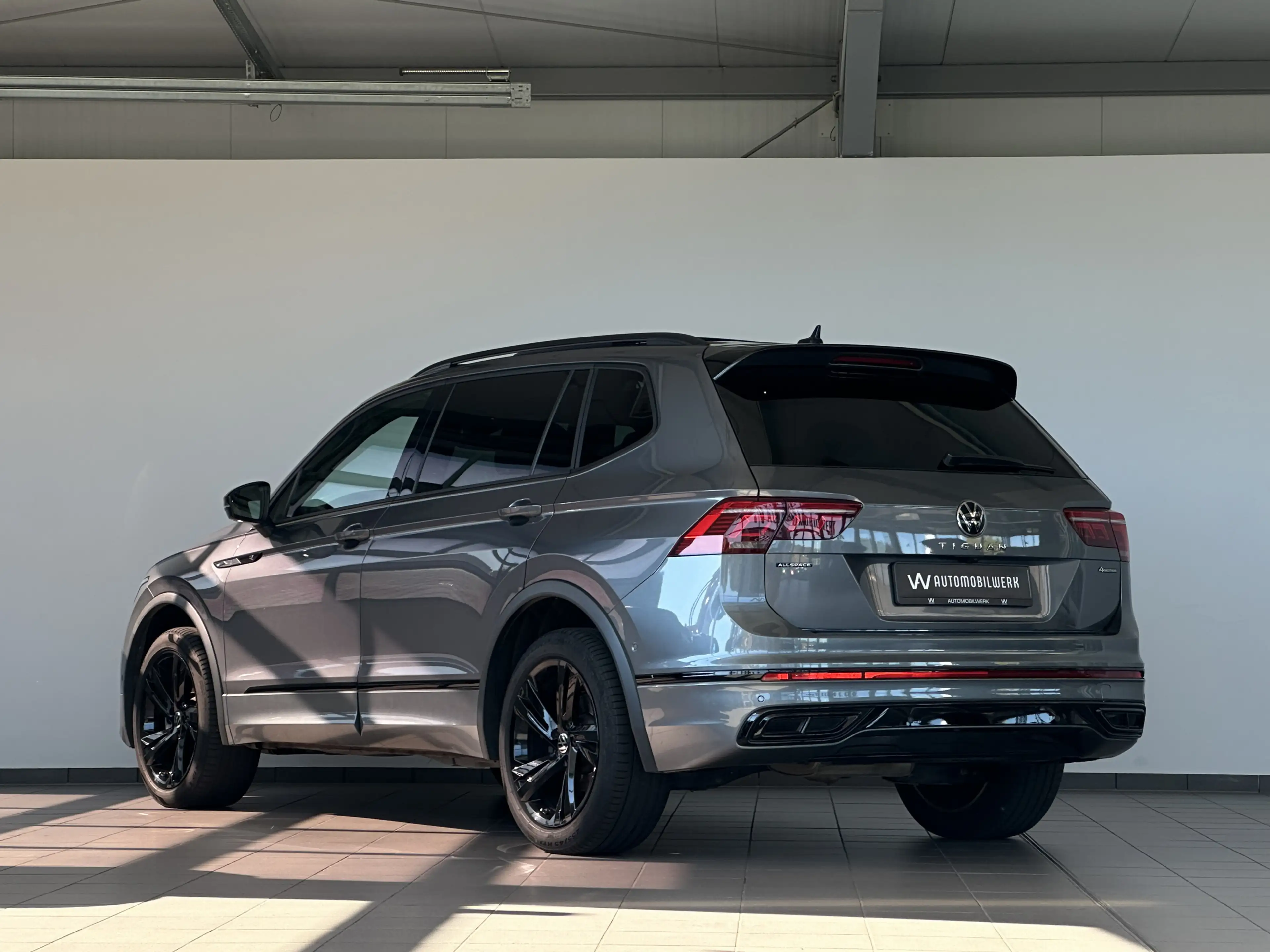Volkswagen Tiguan Allspace R-LINE* 7S* PANO* 360* STHZ* AHK* BLACK* MEMO — photo 6