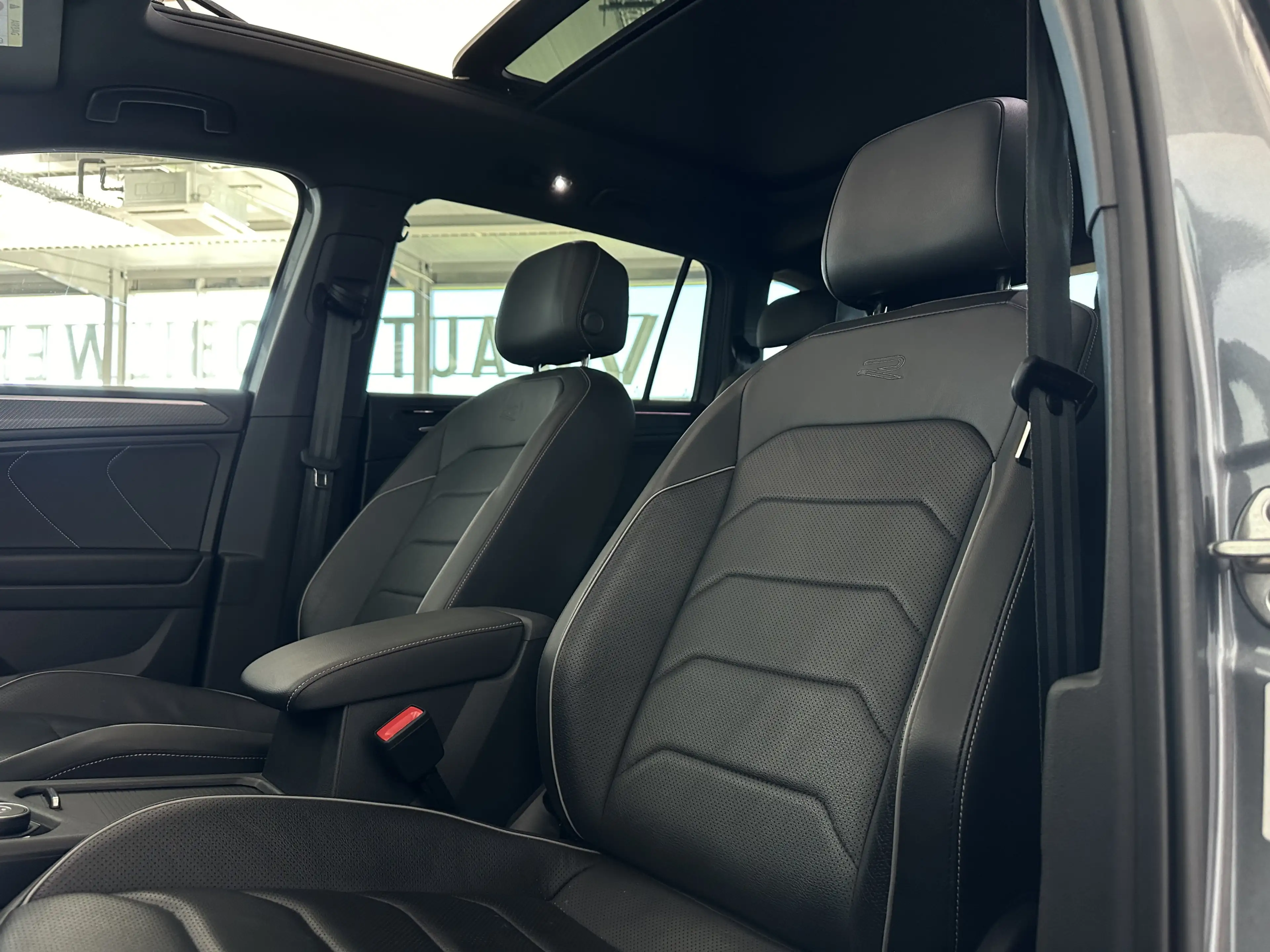 Volkswagen Tiguan Allspace R-LINE* 7S* PANO* 360* STHZ* AHK* BLACK* MEMO — photo 12
