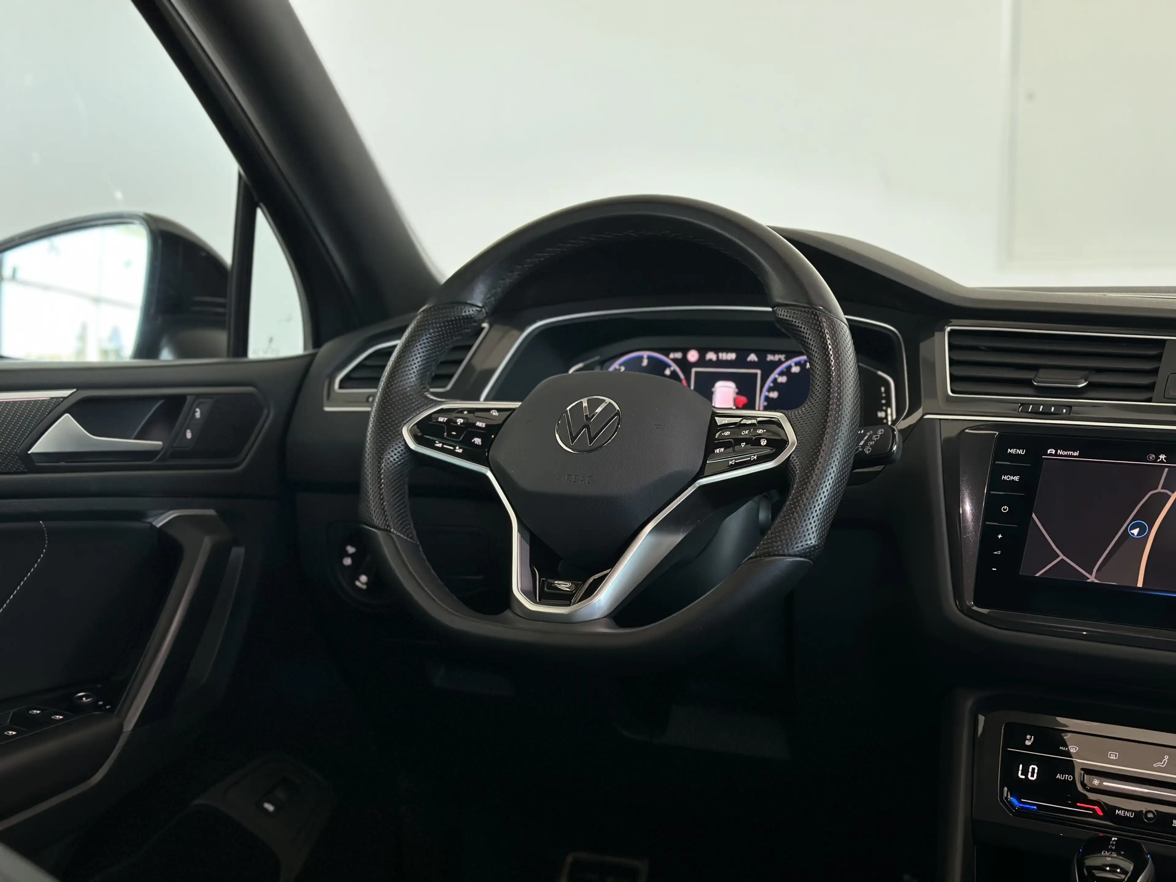 Volkswagen Tiguan Allspace R-LINE* 7S* PANO* 360* STHZ* AHK* BLACK* MEMO — photo 13
