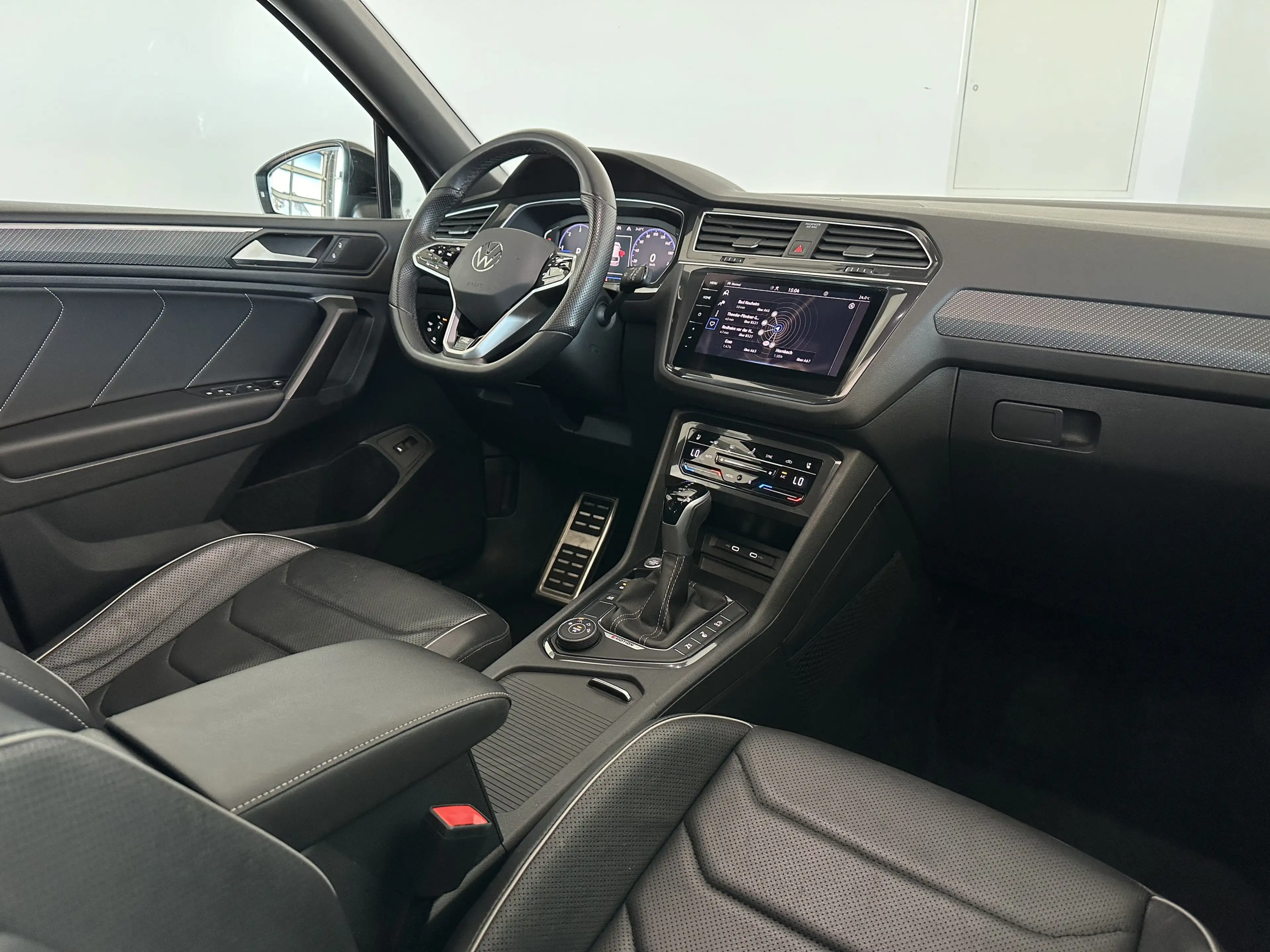 Volkswagen Tiguan Allspace R-LINE* 7S* PANO* 360* STHZ* AHK* BLACK* MEMO — photo 9