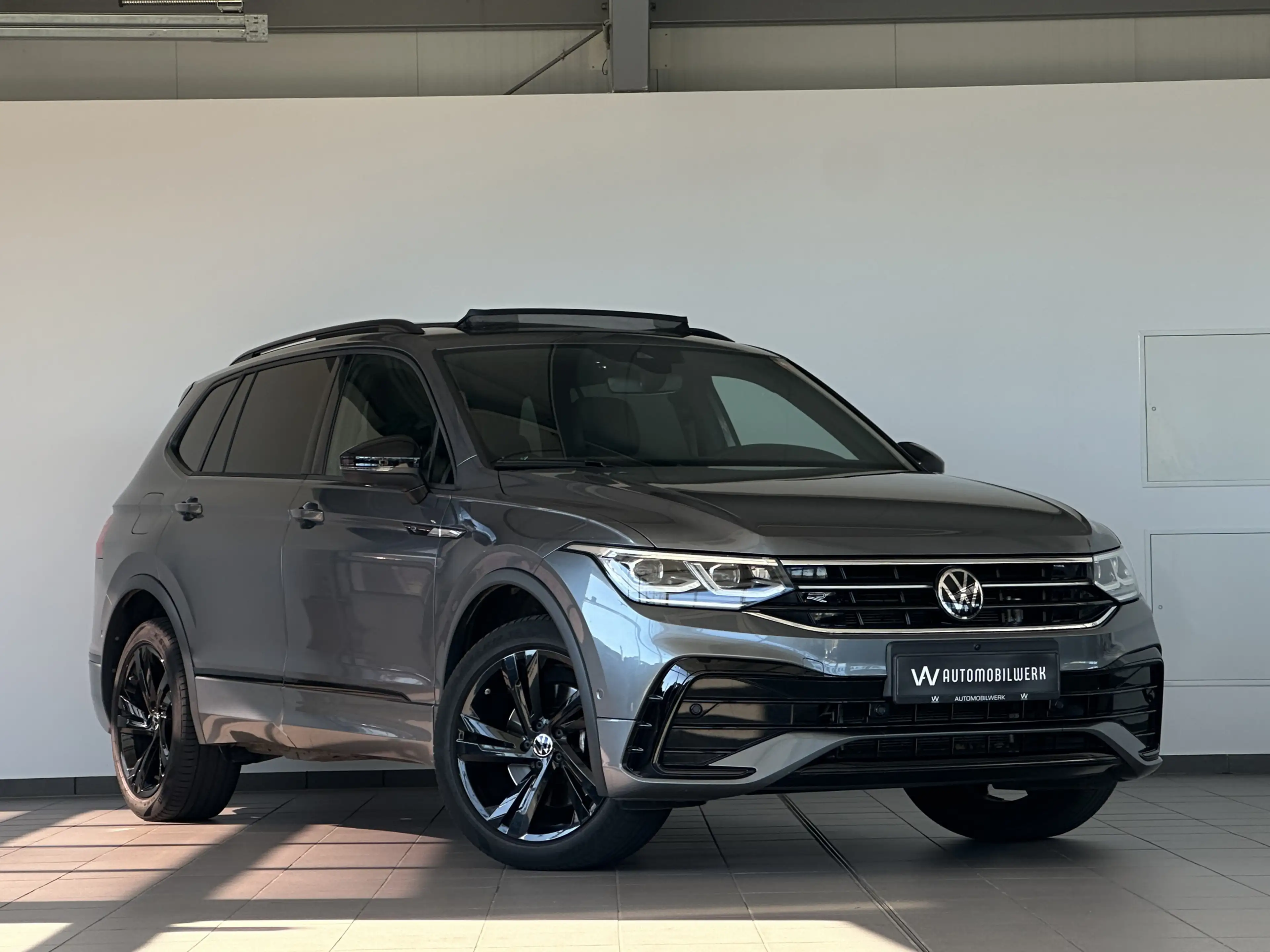 Volkswagen Tiguan Allspace R-LINE* 7S* PANO* 360* STHZ* AHK* BLACK* MEMO — photo 3
