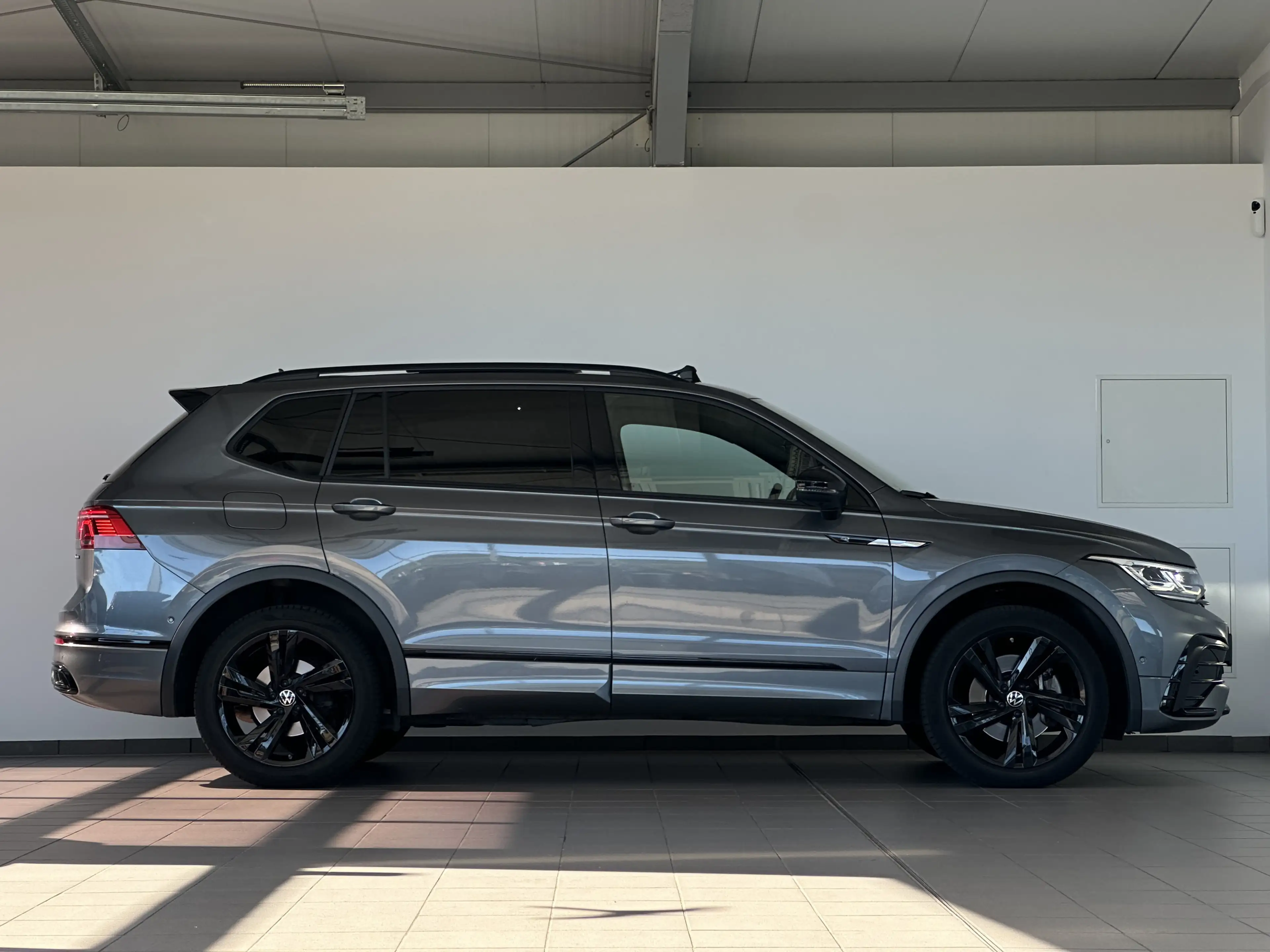 Volkswagen Tiguan Allspace R-LINE* 7S* PANO* 360* STHZ* AHK* BLACK* MEMO — photo 7
