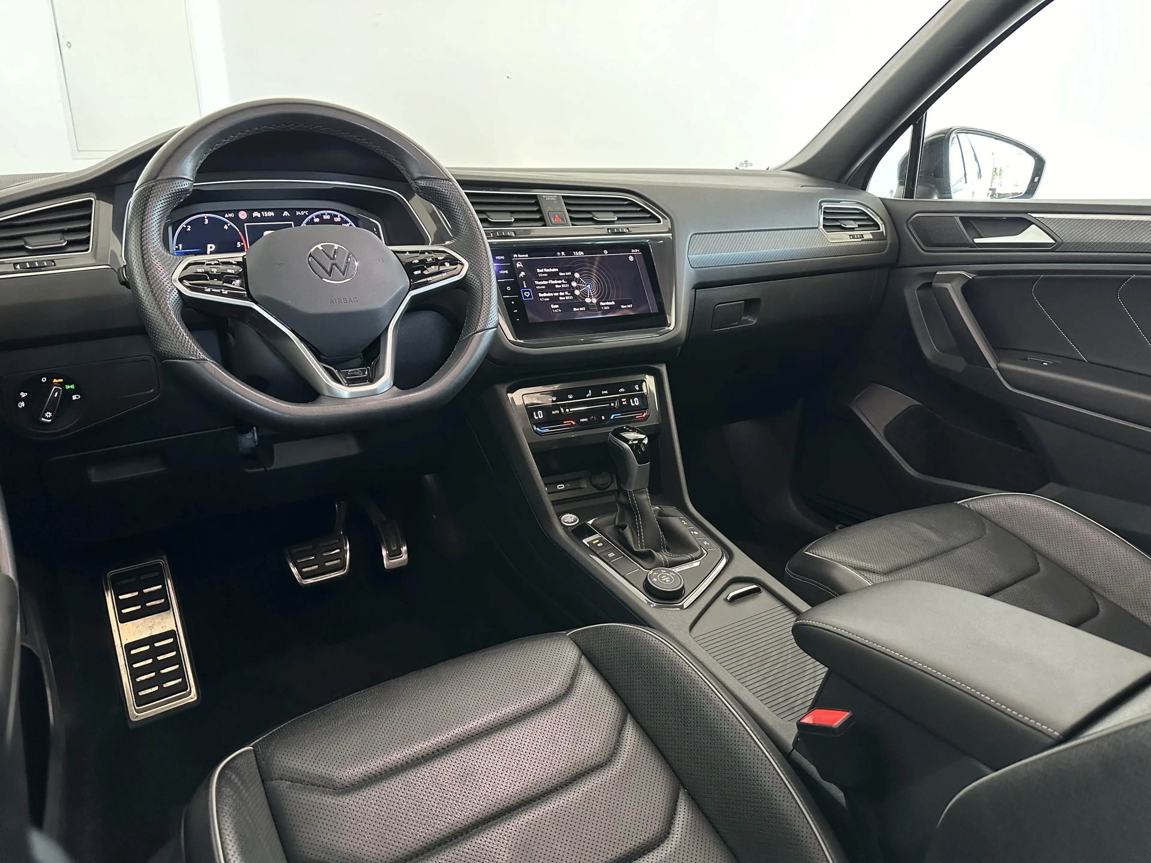 Volkswagen Tiguan Allspace R-LINE* 7S* PANO* 360* STHZ* AHK* BLACK* MEMO — photo 11