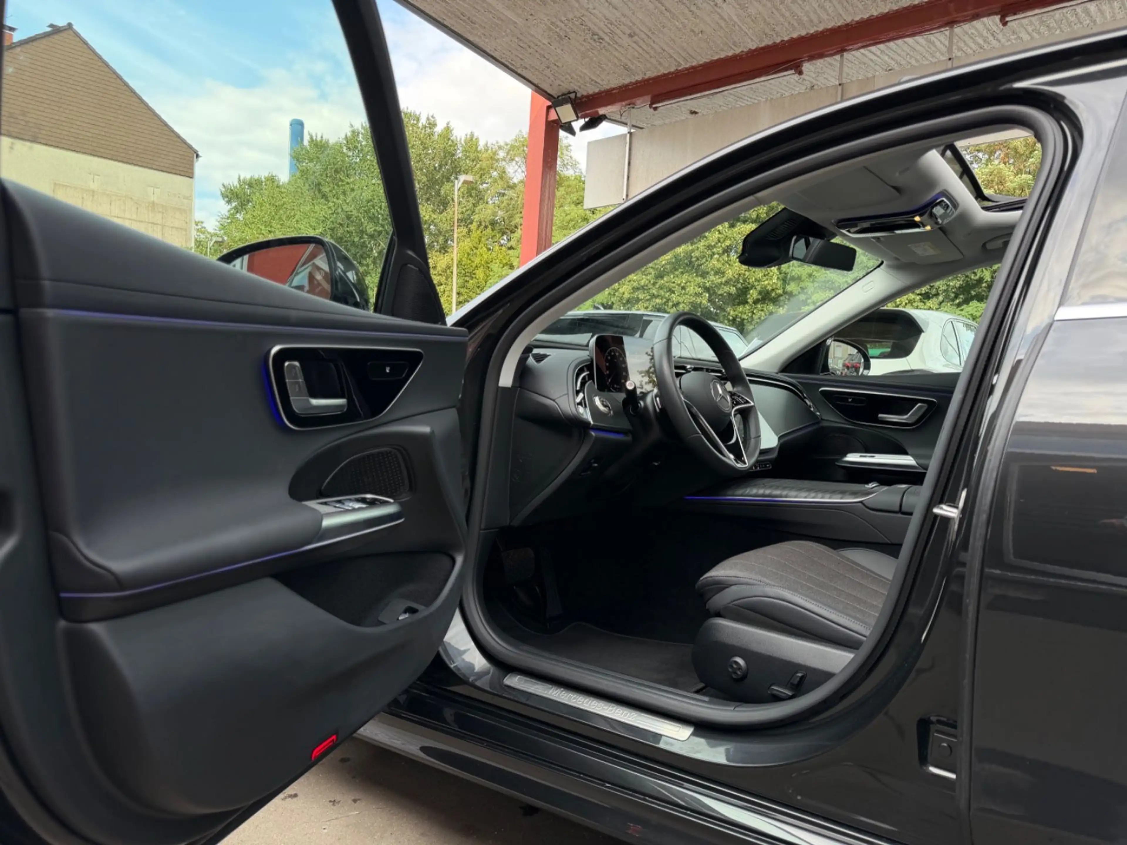 Mercedes-Benz E 220 d Lim. NAVI/LED/PANORAMA/R-KAMERA/19ZOLL — photo 9