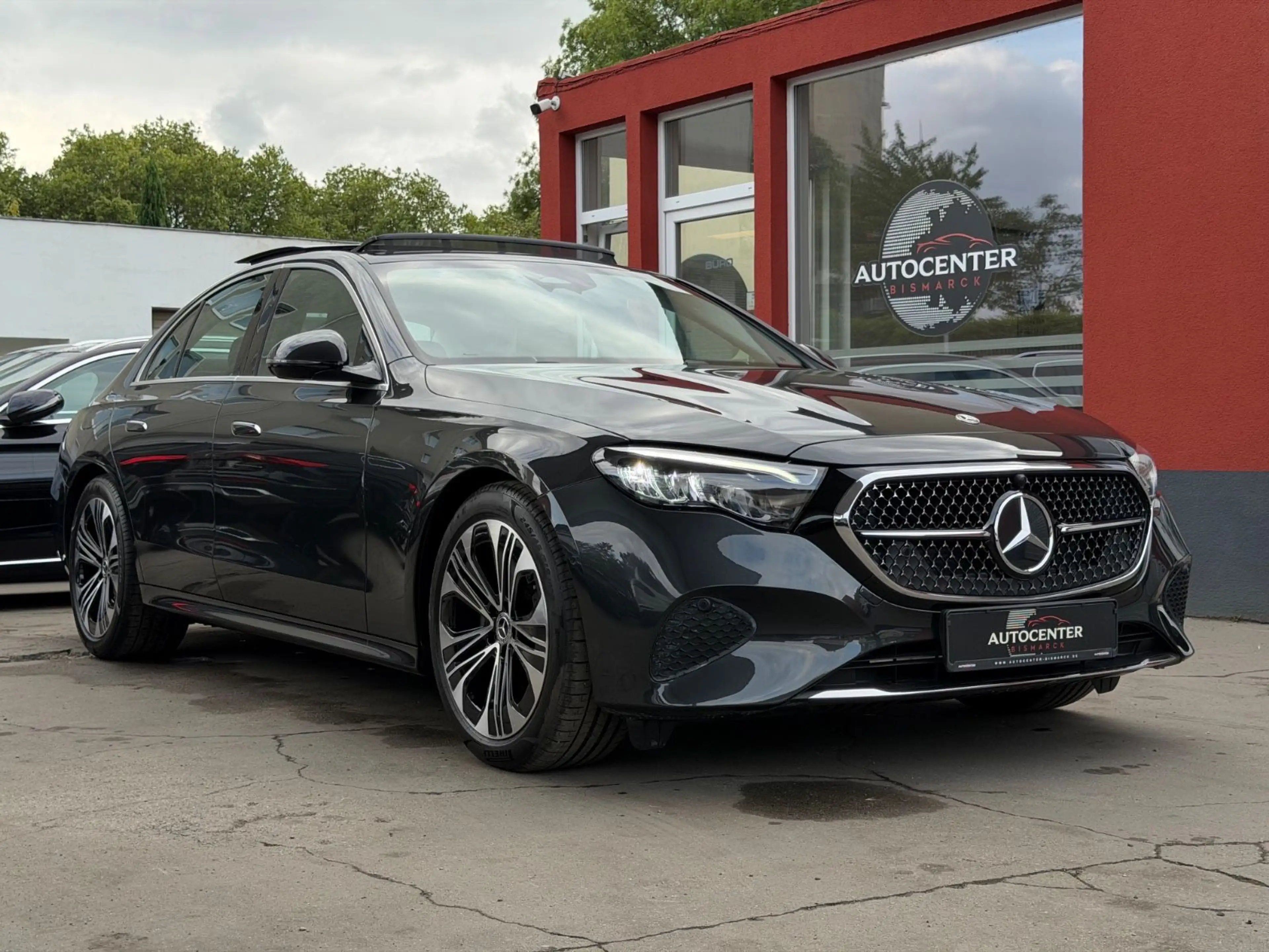 Mercedes-Benz E 220 d Lim. NAVI/LED/PANORAMA/R-KAMERA/19ZOLL — photo 2