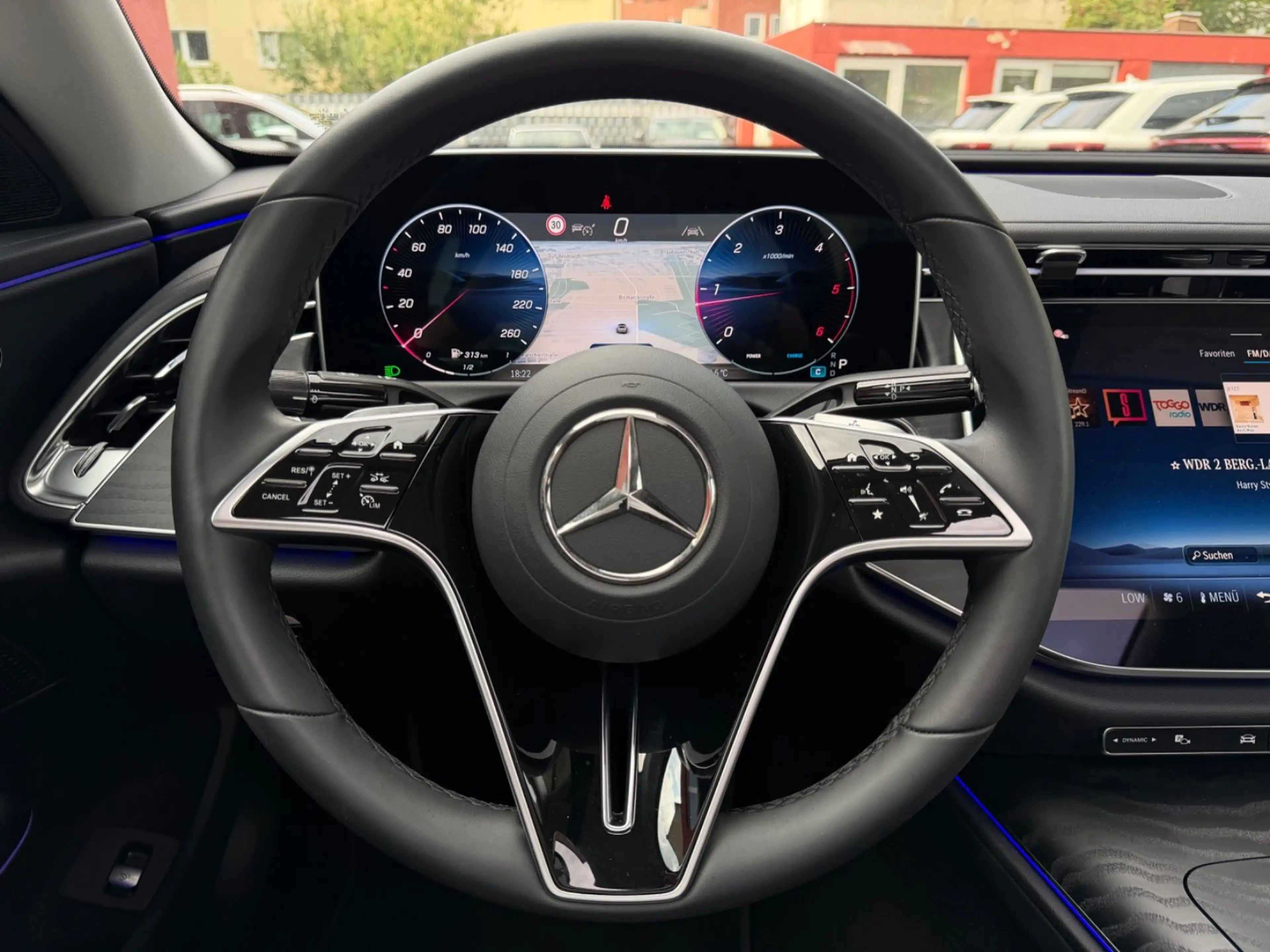 Mercedes-Benz E 220 d Lim. NAVI/LED/PANORAMA/R-KAMERA/19ZOLL — photo 13