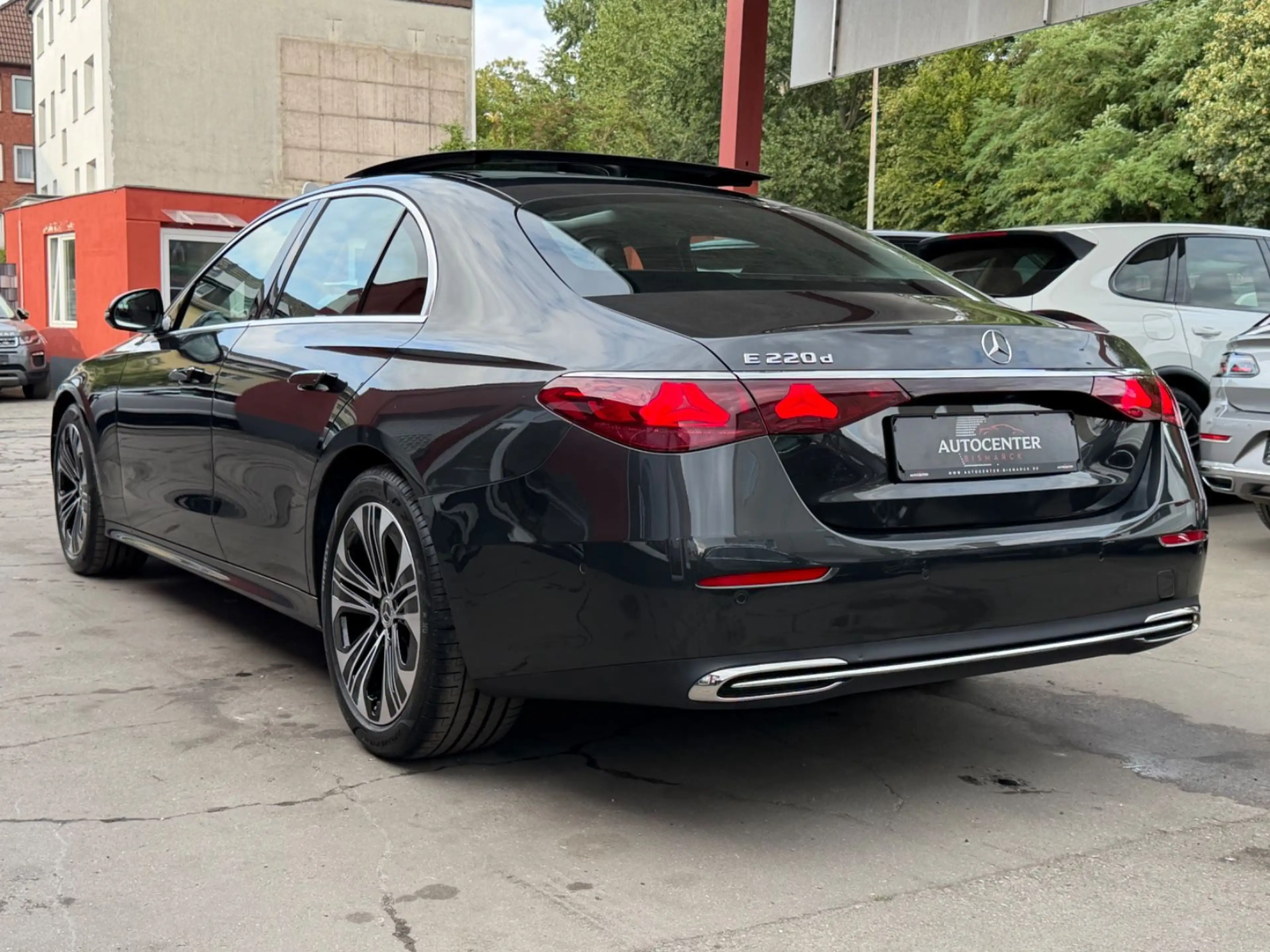 Mercedes-Benz E 220 d Lim. NAVI/LED/PANORAMA/R-KAMERA/19ZOLL — photo 5