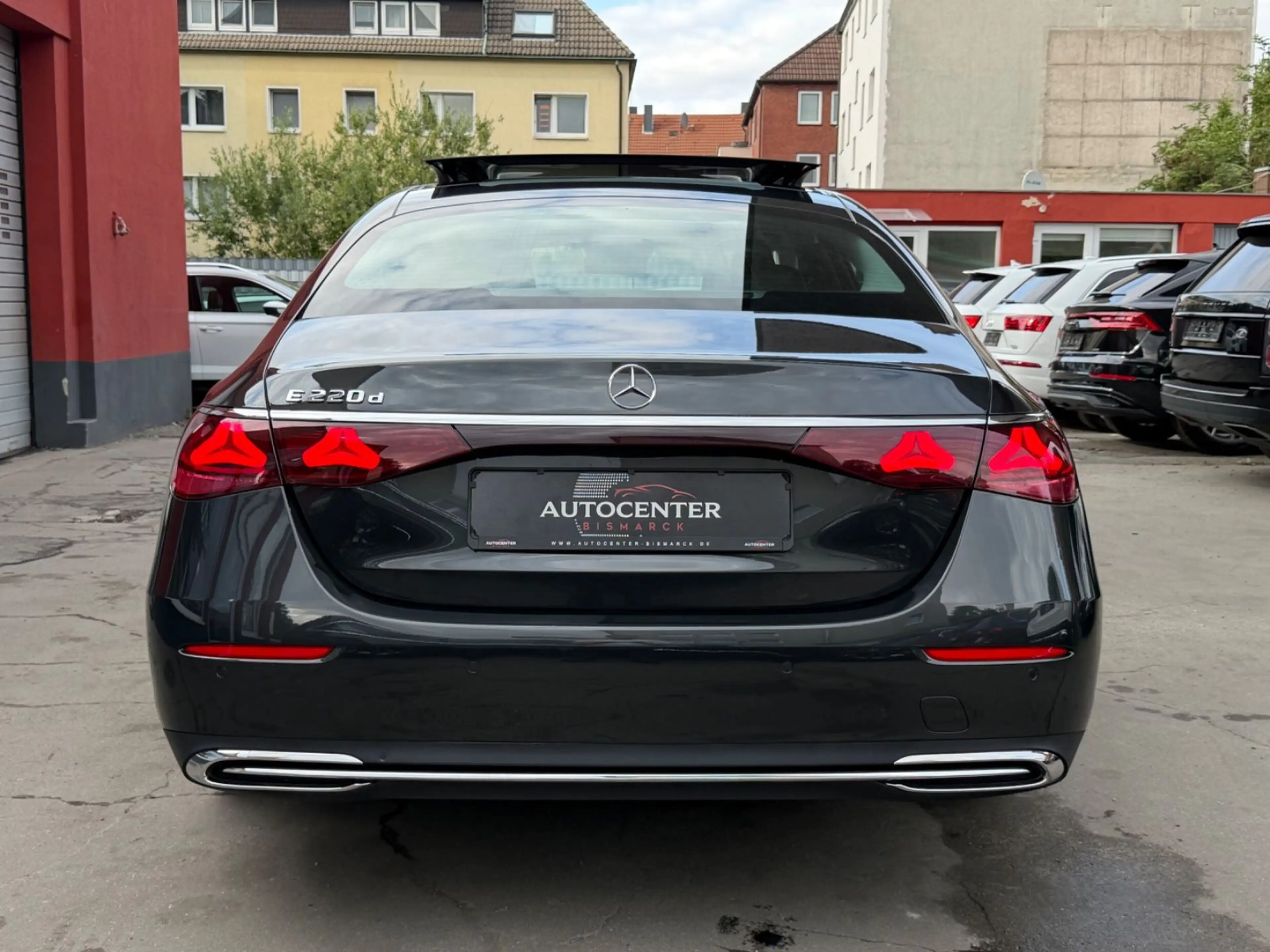 Mercedes-Benz E 220 d Lim. NAVI/LED/PANORAMA/R-KAMERA/19ZOLL — photo 7