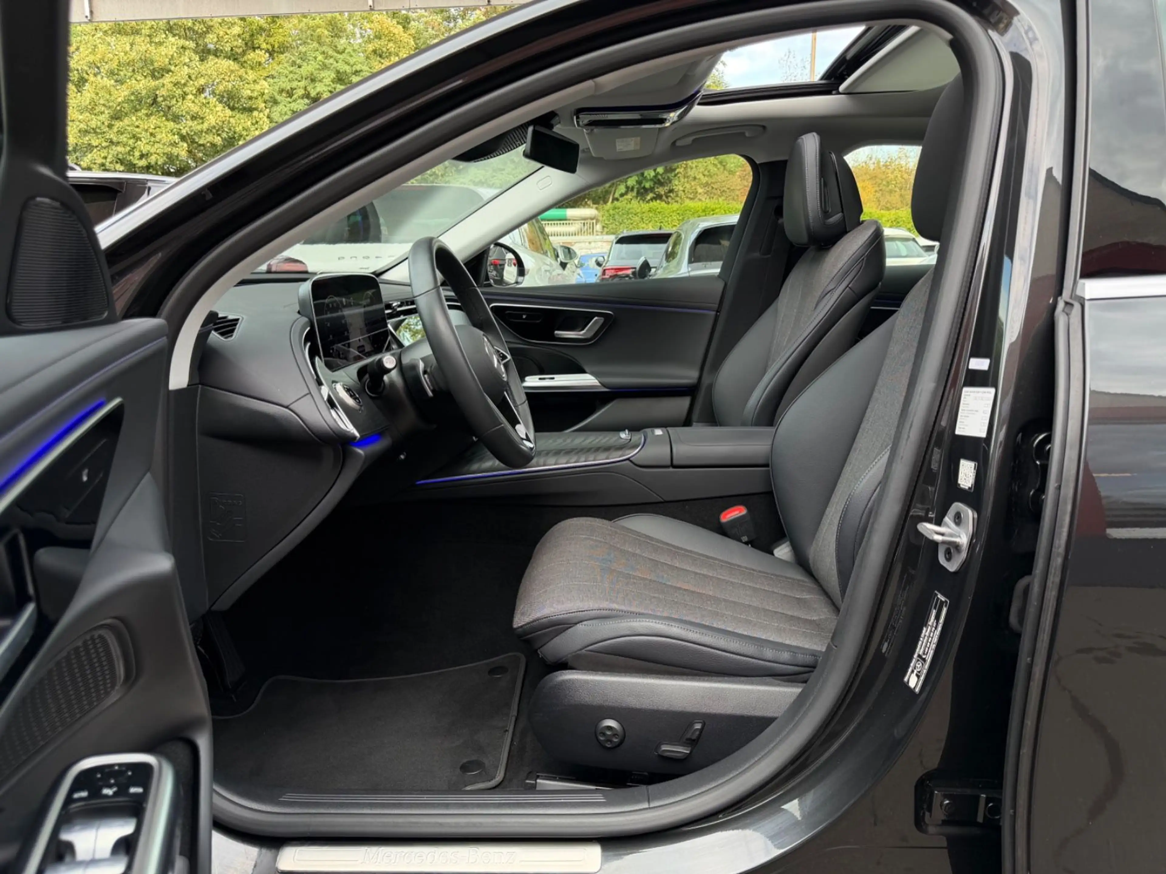 Mercedes-Benz E 220 d Lim. NAVI/LED/PANORAMA/R-KAMERA/19ZOLL — photo 12
