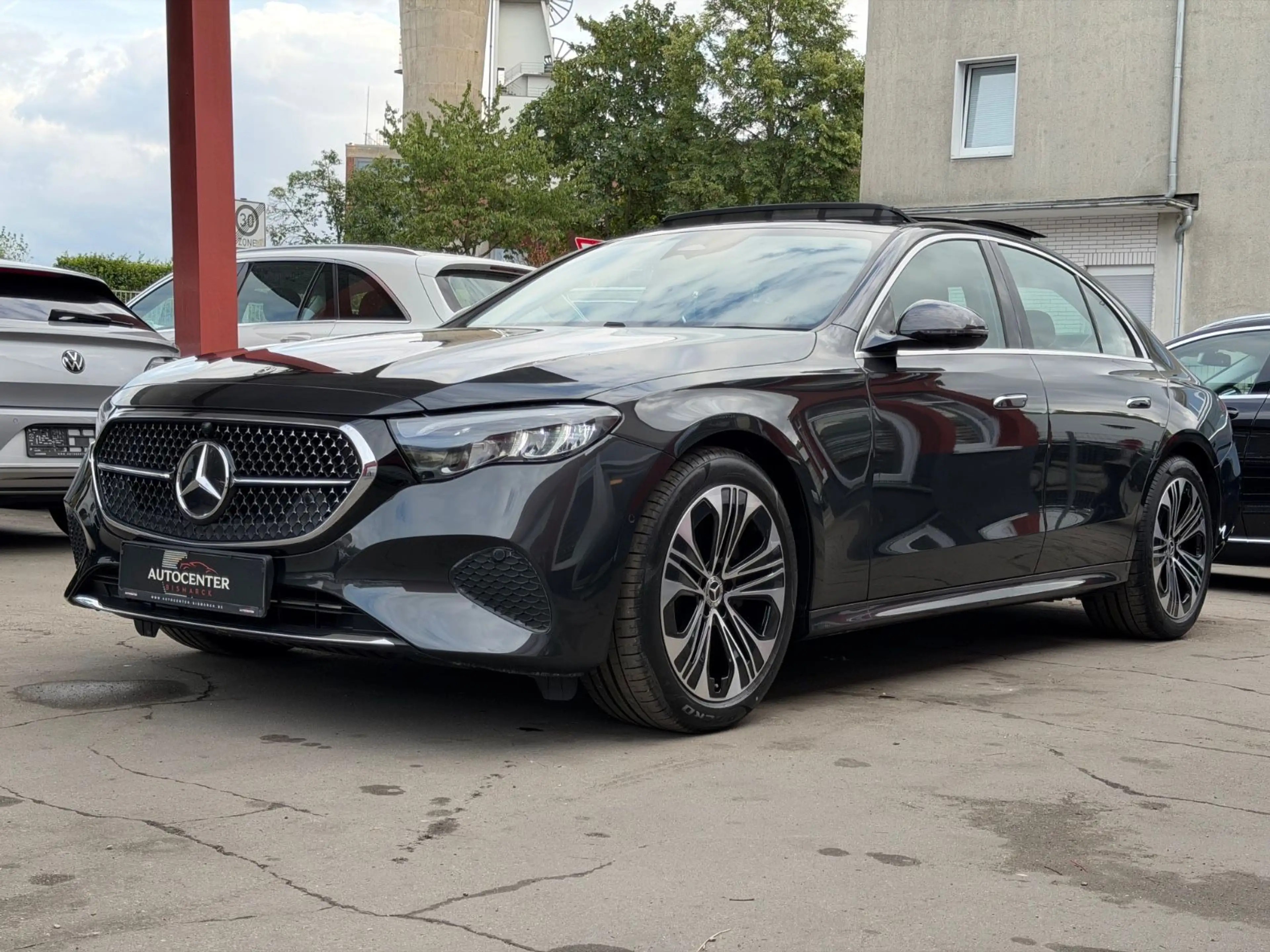 Mercedes-Benz E 220 d Lim. NAVI/LED/PANORAMA/R-KAMERA/19ZOLL — photo 4