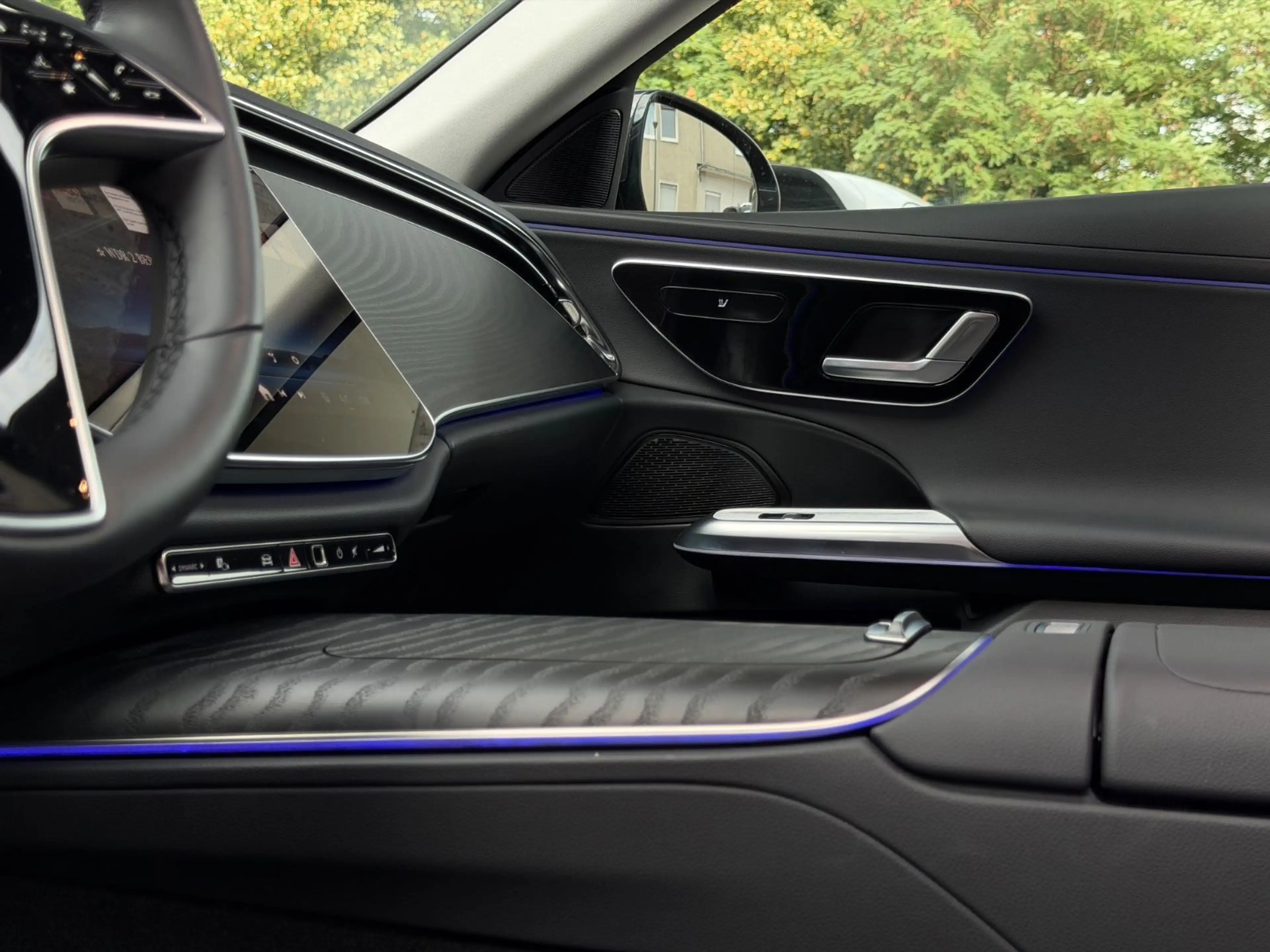 Mercedes-Benz E 220 d Lim. NAVI/LED/PANORAMA/R-KAMERA/19ZOLL — photo 11