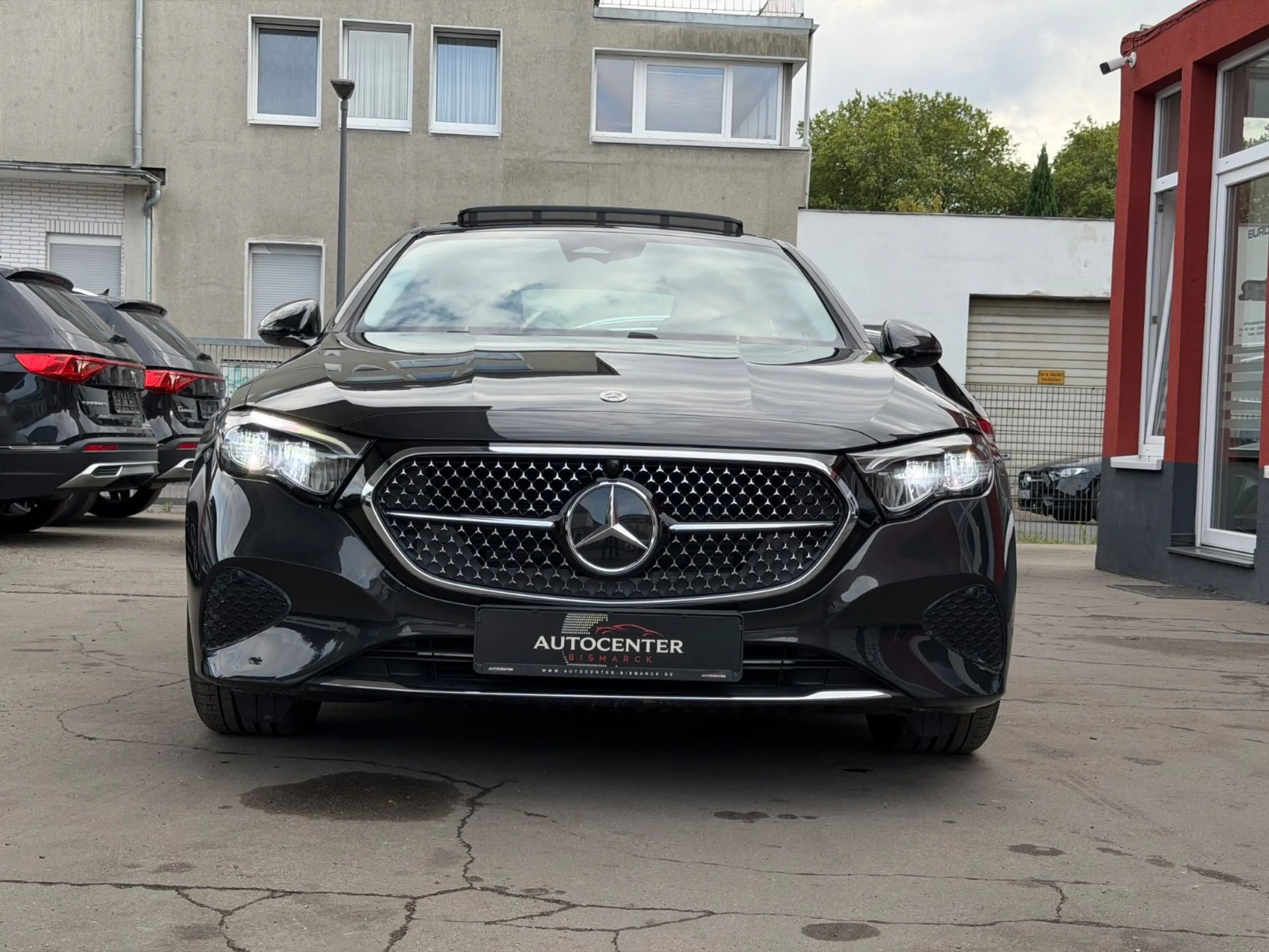 Mercedes-Benz E 220 d Lim. NAVI/LED/PANORAMA/R-KAMERA/19ZOLL — photo 6