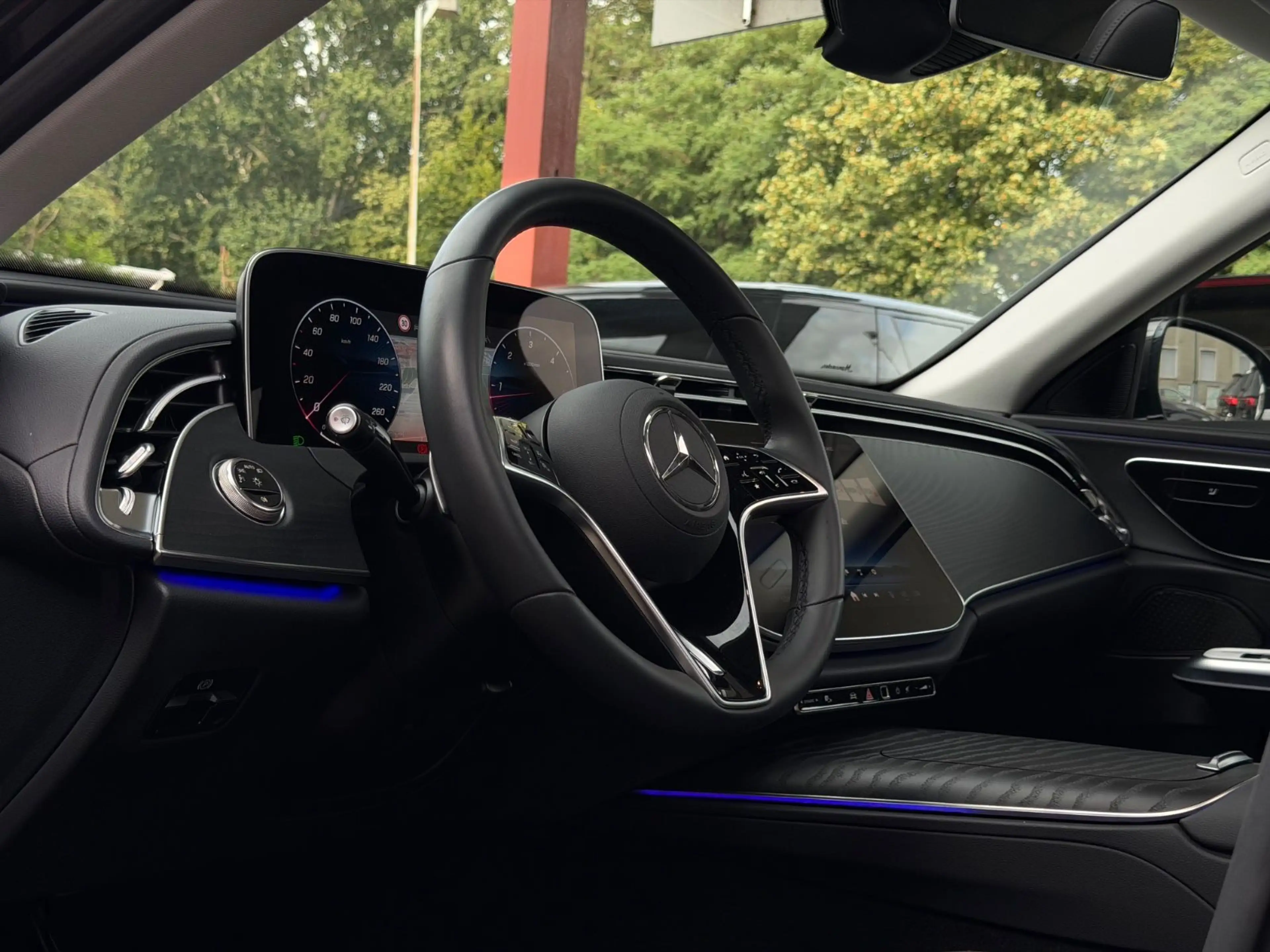 Mercedes-Benz E 220 d Lim. NAVI/LED/PANORAMA/R-KAMERA/19ZOLL — photo 10