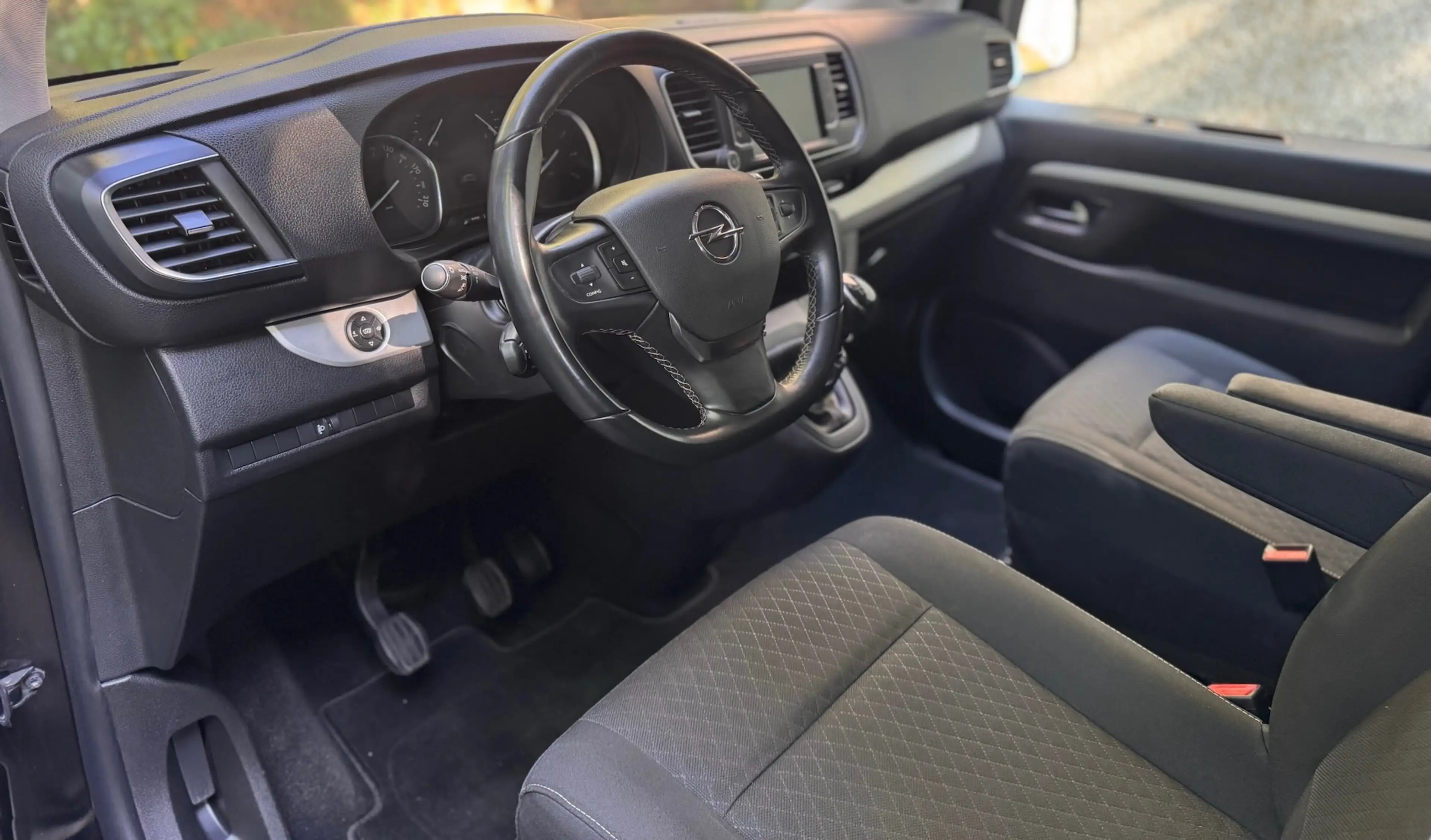 Peugeot Traveller 2.0 Turbo D - 8 PLACES - CarPlay - Sg chauffants — photo 8