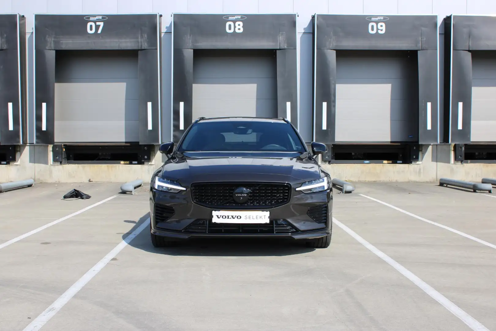 Volvo V60 T6 Automaat Plug-in hybrid AWD Ultra Dark Grijs - 2