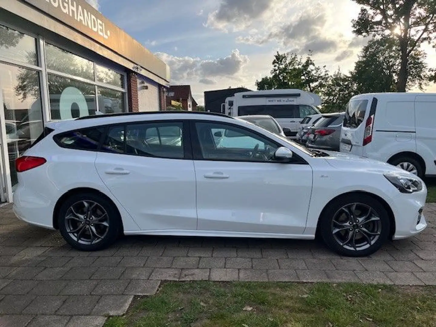 Ford Focus Turnier ST-Line 8G-AUT LED SHZ PDC AHK 1HD Weiß - 2