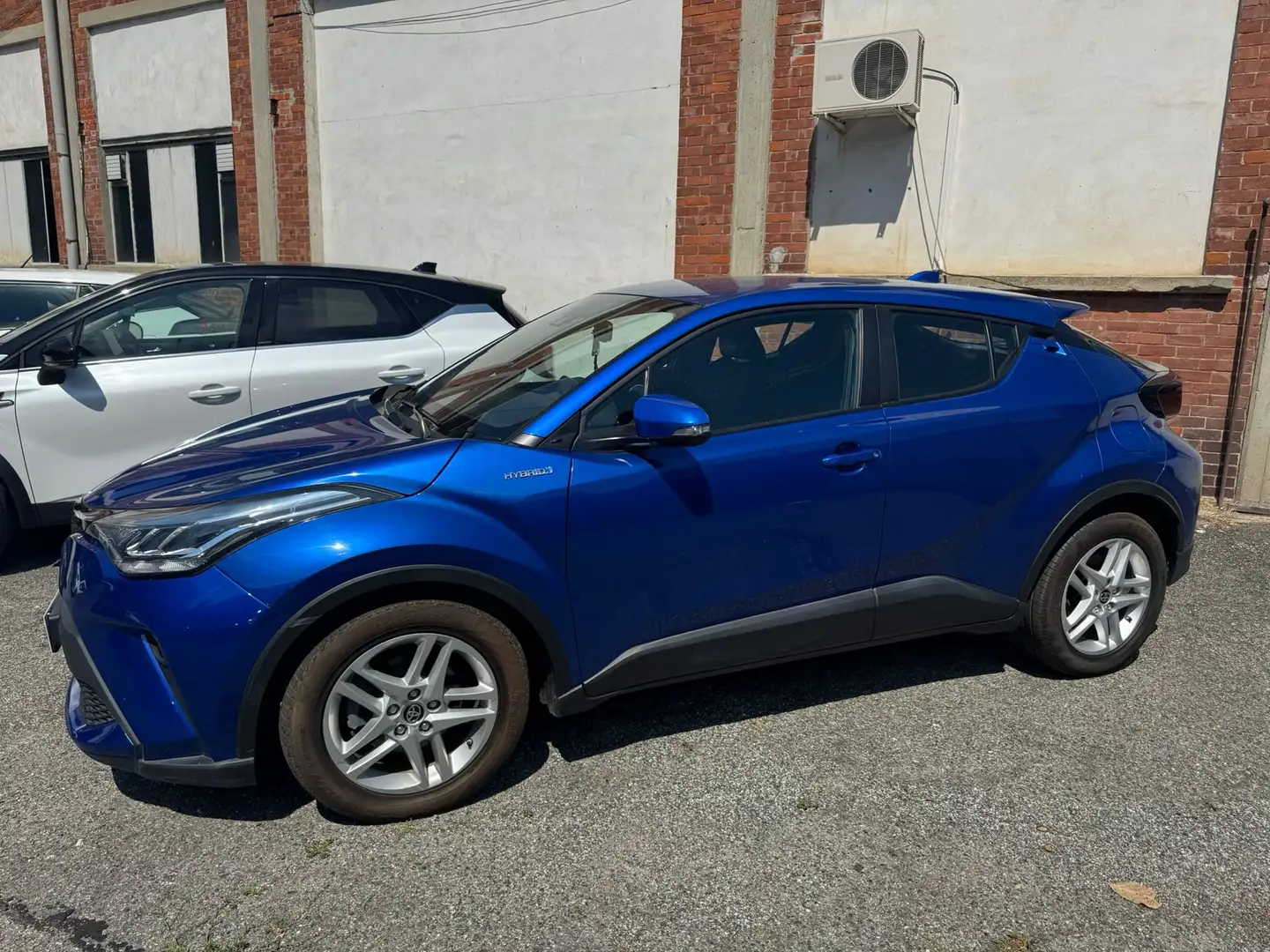 Toyota C-HR 2020 1.8h Active e-cvt Bleu - 1