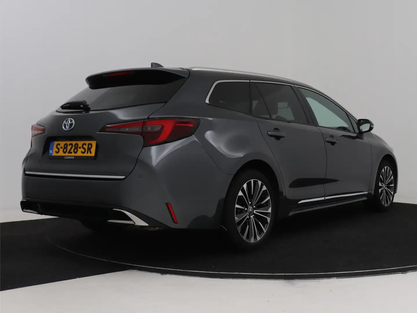 Toyota Corolla Touring Sports 1.8 Hybrid First Edition Grijs - 2