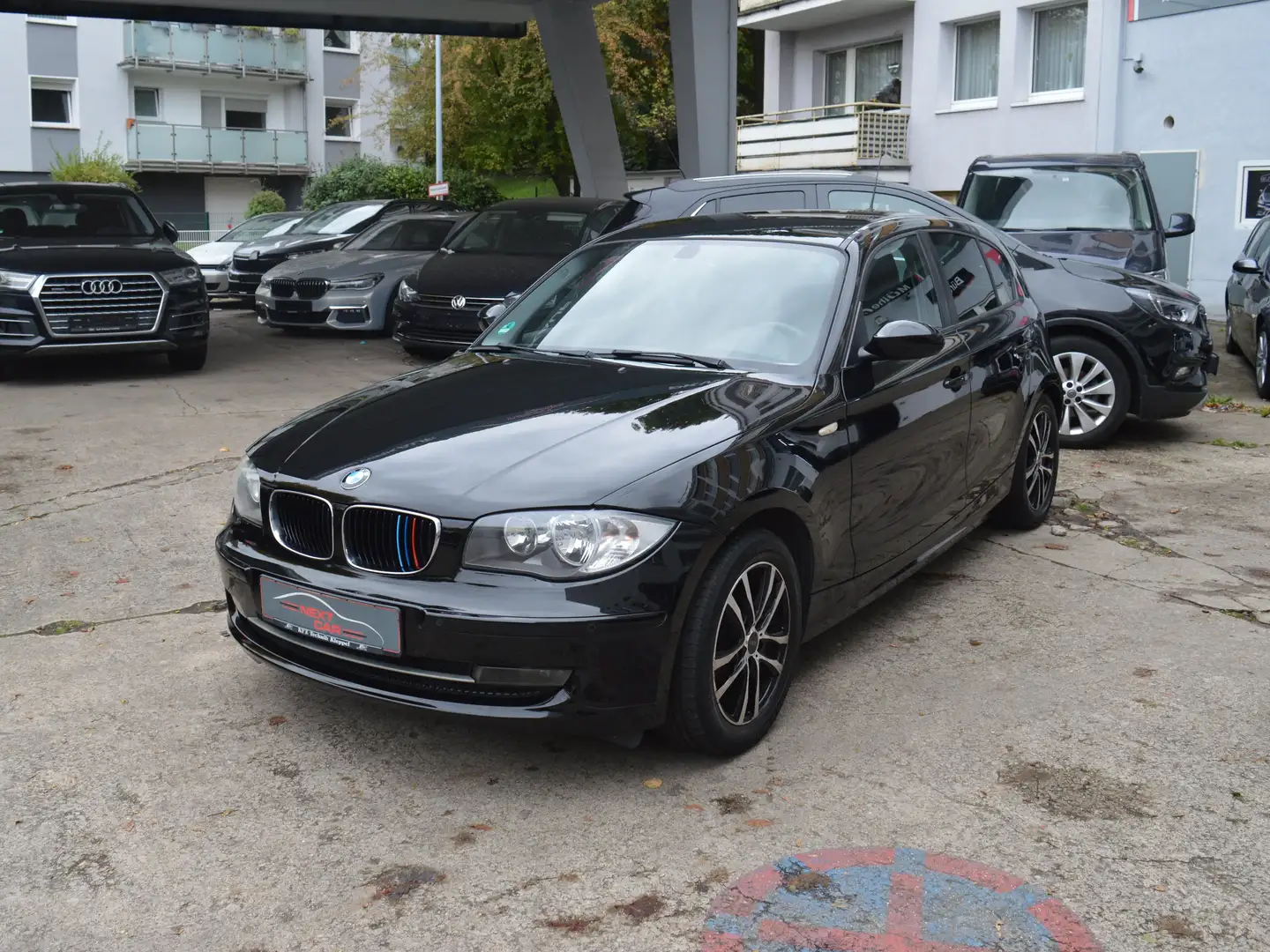 BMW 116 1er (5-Türer) 116i*Klimaautomatik*PDC* Schwarz - 1
