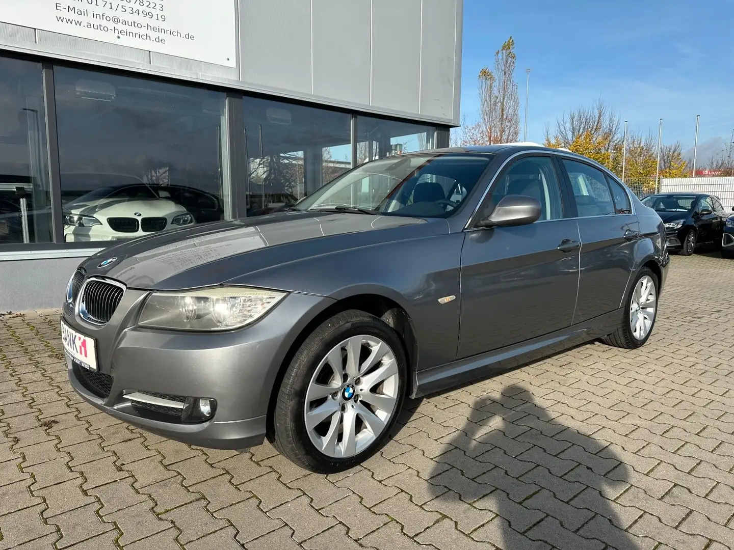 BMW 318 i Edition Lifest AHK*Tempomat*Klimaautom.*PDC Grau - 1