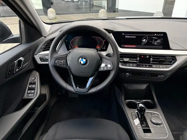 BMW 1 Series view 5