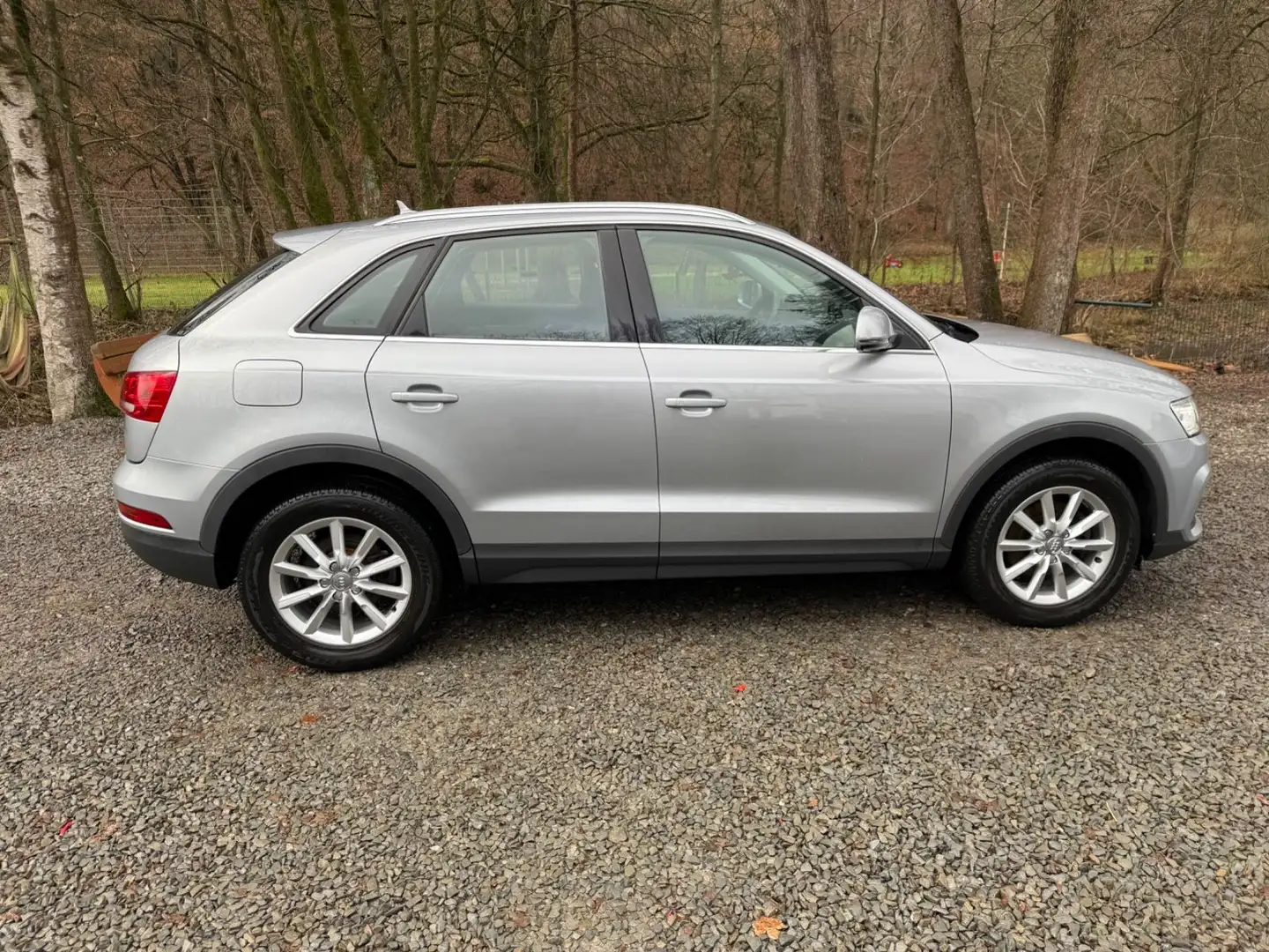 Audi Q3 1.4 TFSI S tronic Xenon Navi AHK Silber - 2
