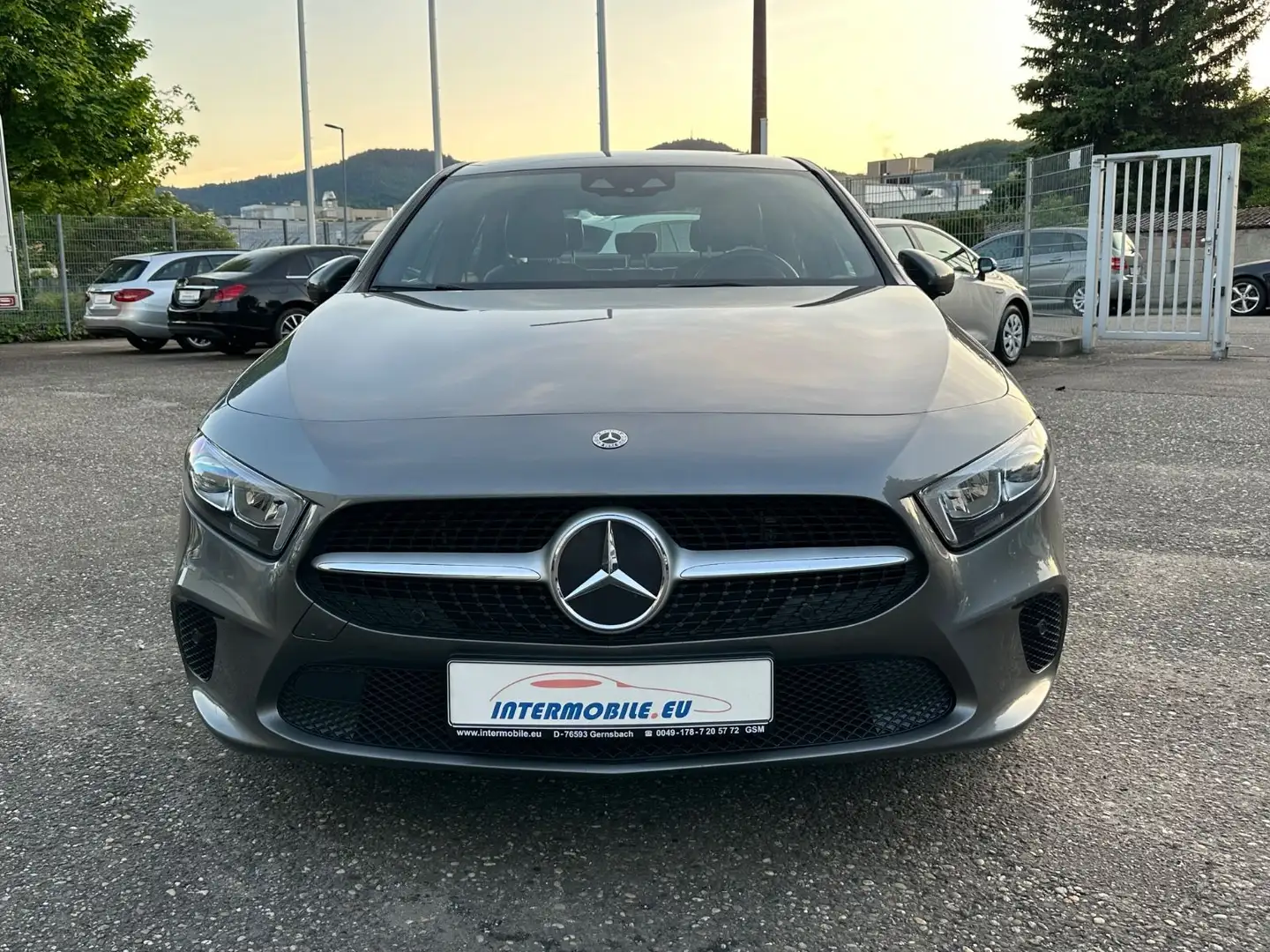 Mercedes-Benz A 250 e Lim. DCT Leder Navi Led AHK MBUX Ambiente Gris - 2
