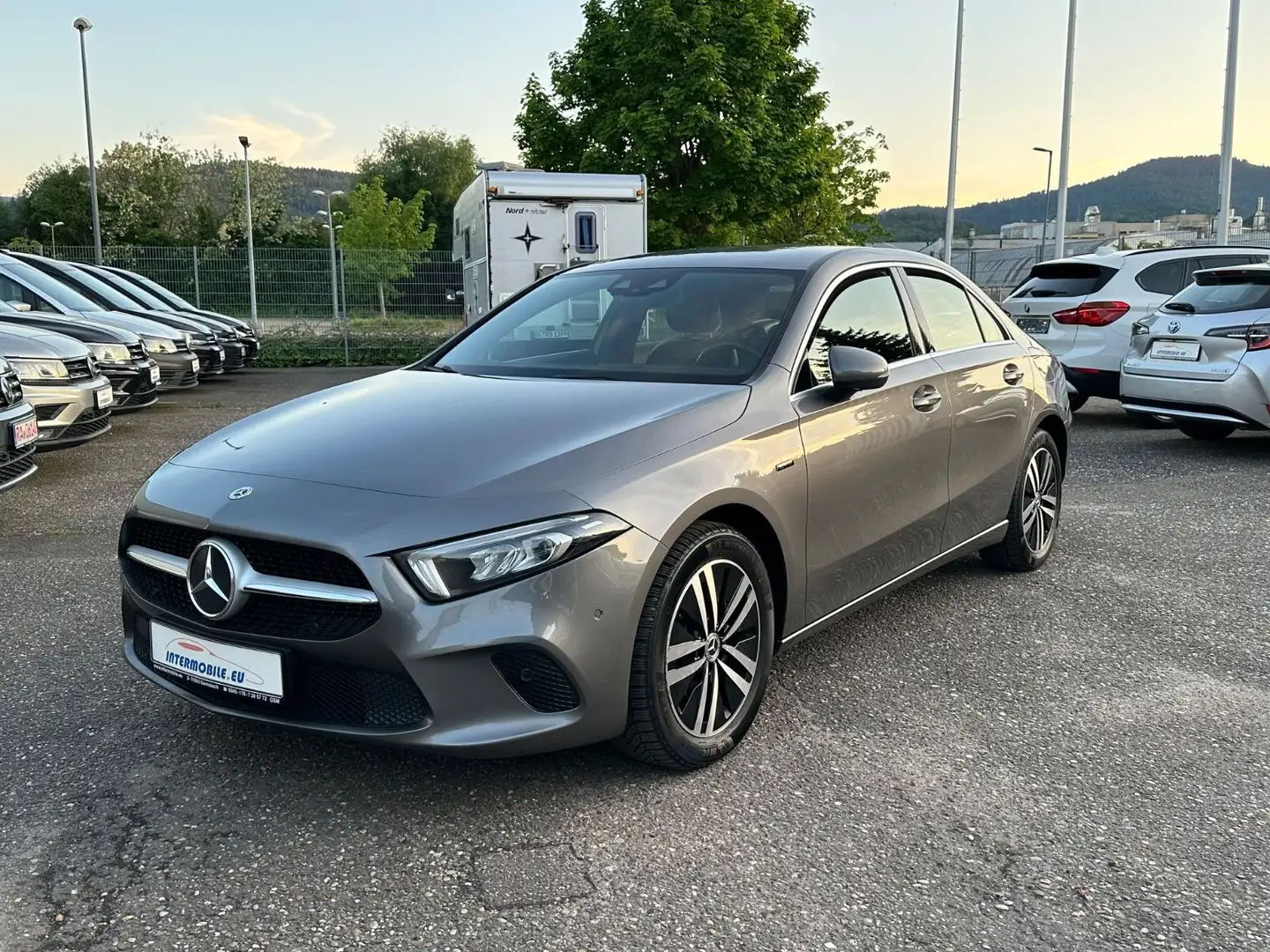 Mercedes-Benz A 250 e Lim. DCT Leder Navi Led AHK MBUX Ambiente Gris - 1