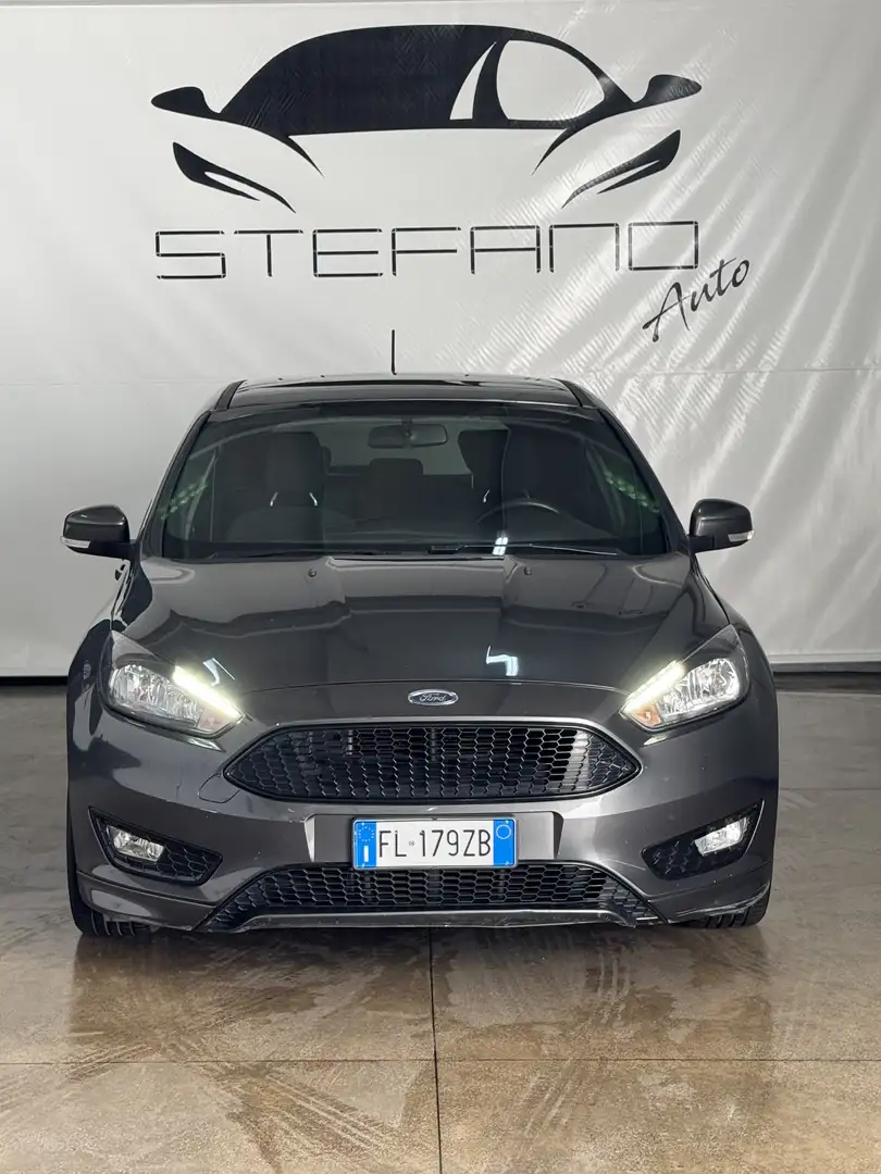 Ford Focus 5p 1.5 tdci ST-Line s&s 120cv Gris - 2