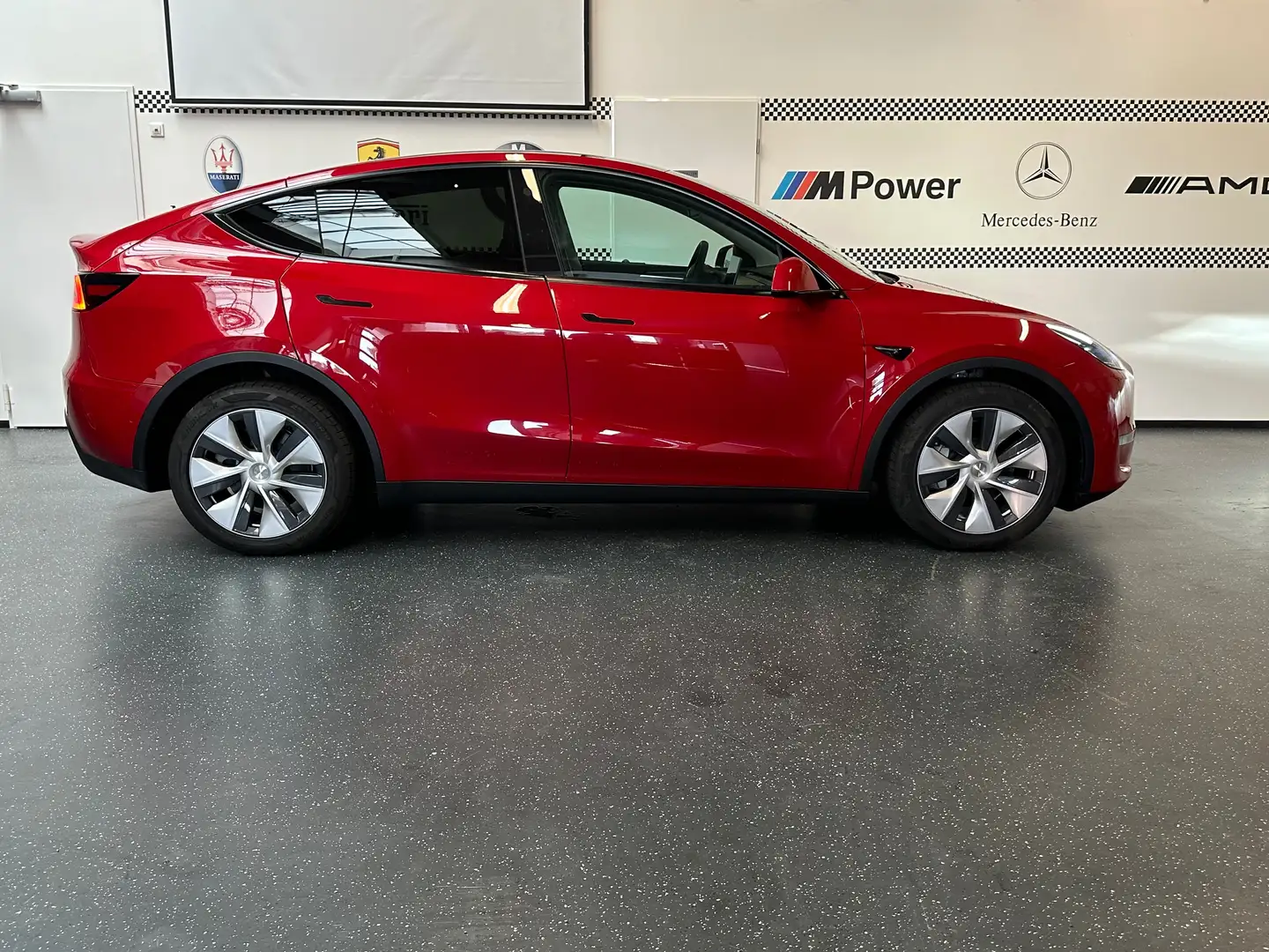Tesla Model Y Long Range Dual AWD Schwarz - 2