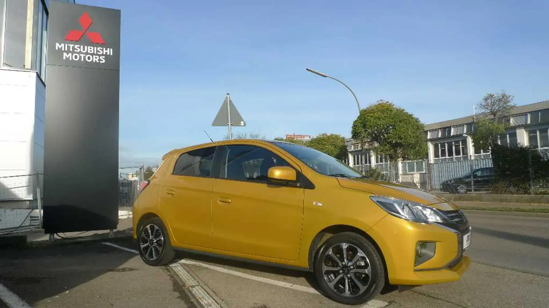 Mitsubishi Space Star Select+ 1.2 CVT Automatik Gelb - 1