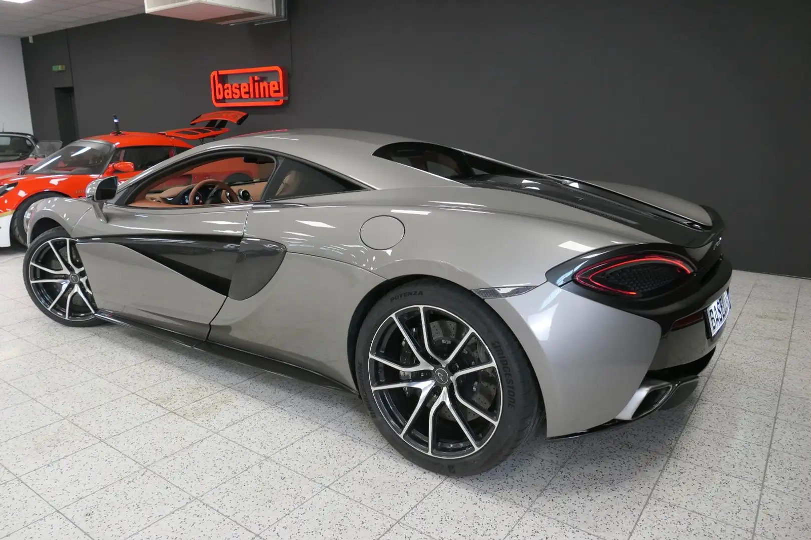 McLaren 570S 3.8 V8 Coupé - Top Zustand - Service neu Plateado - 2
