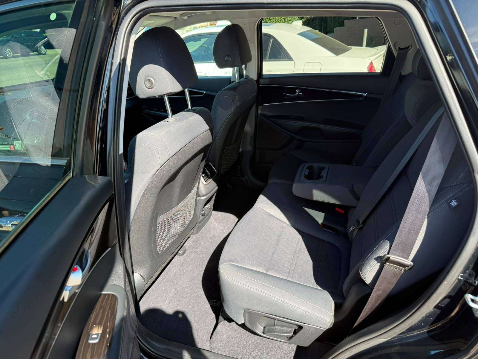 2020 Kia Sorento — view 11