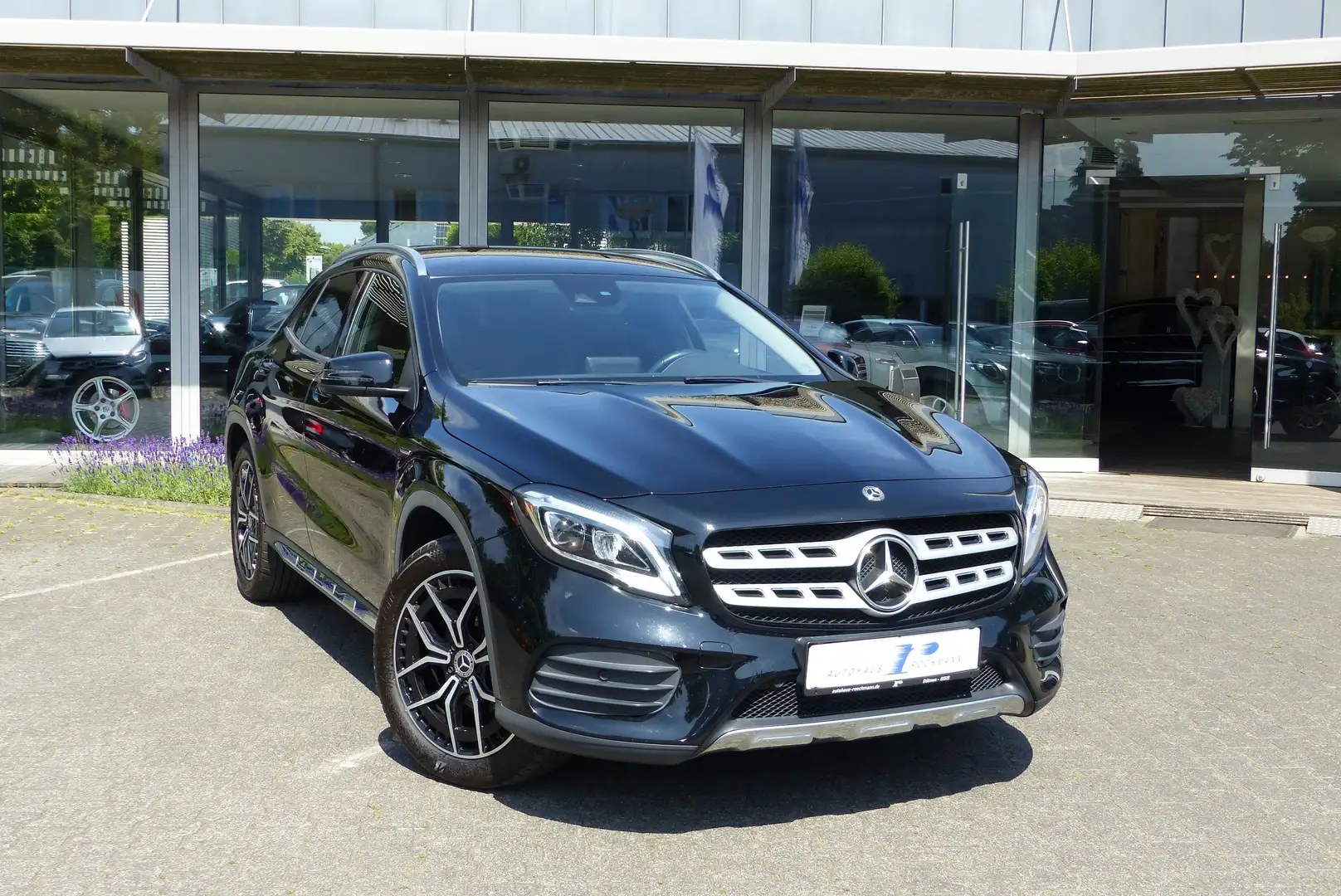 Mercedes-Benz GLA 200 Aut. AHK Navi Leder Kamera Schwarz - 1