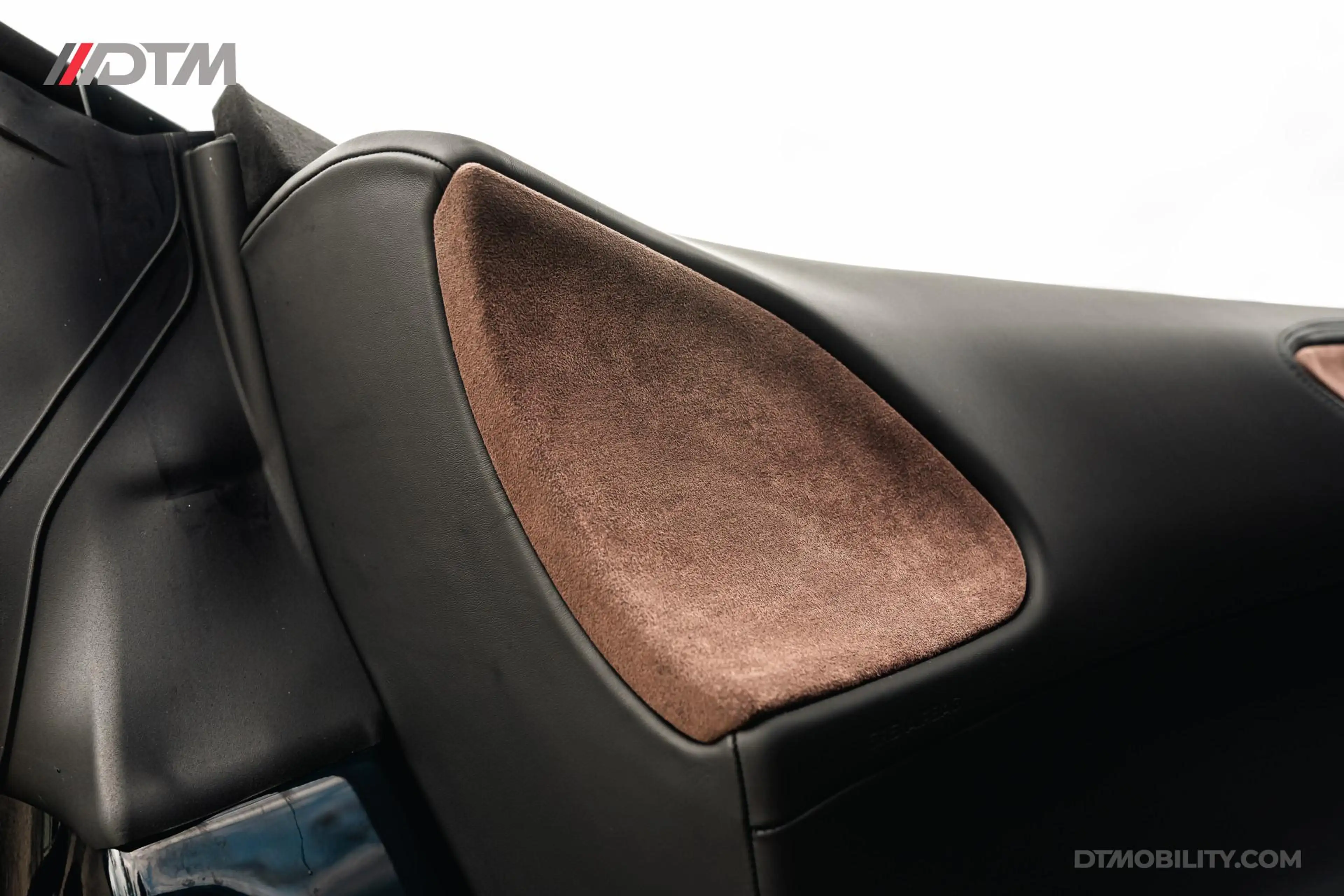 Ferrari SF90 Spider 4.0 V8 | Blu Pozzi | Daytona Seats Cioccolato | — photo 25
