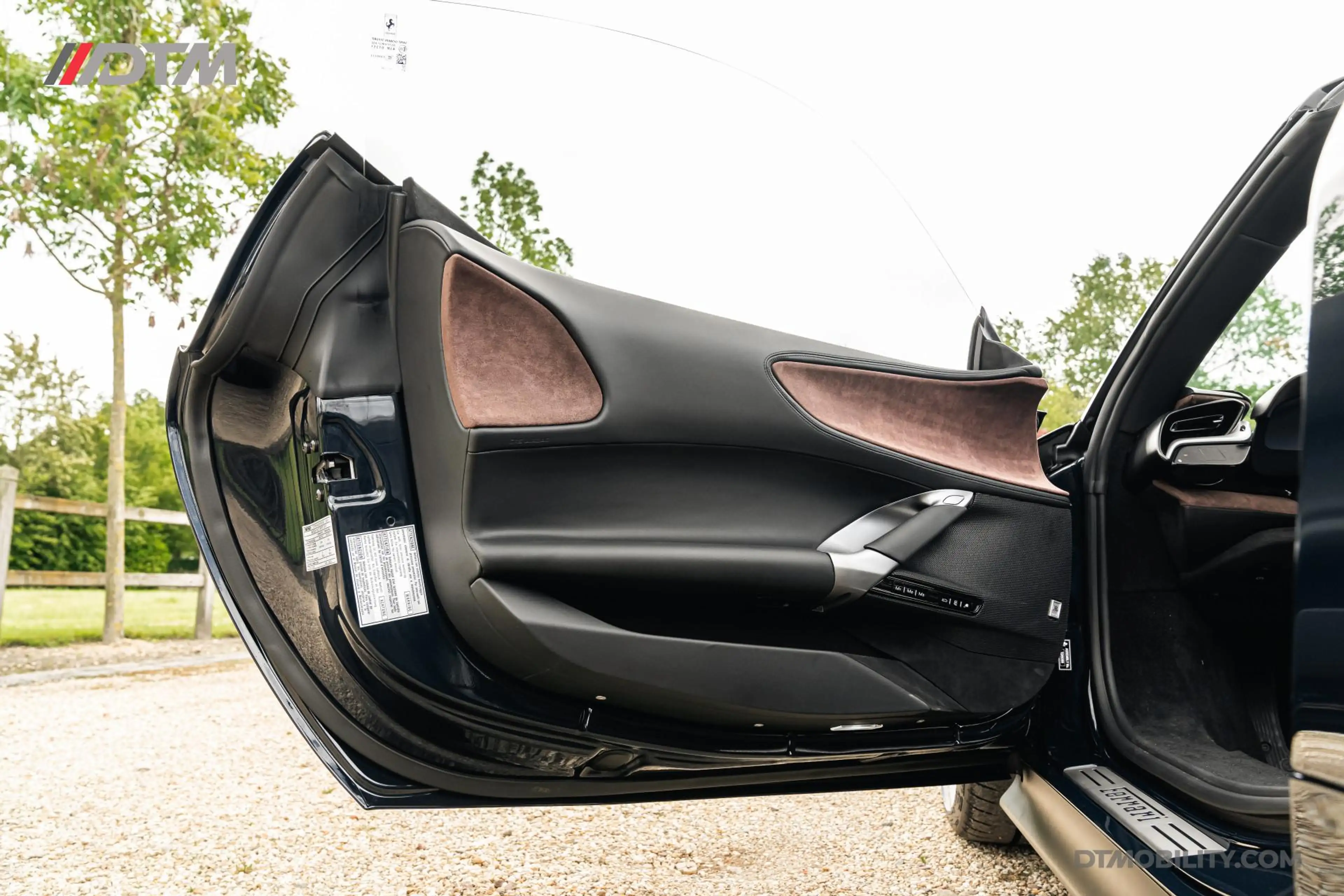 Ferrari SF90 Spider 4.0 V8 | Blu Pozzi | Daytona Seats Cioccolato | — photo 24