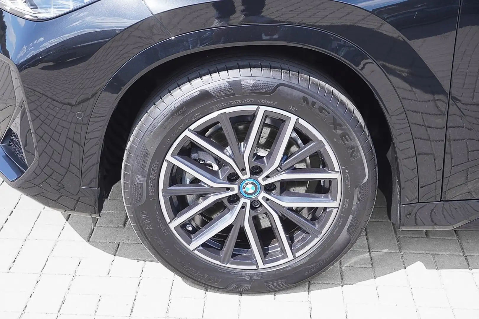 BMW iX1 xDrive30 M Sport Head-Up AHK eSitz Kamera DrivingA Schwarz - 2
