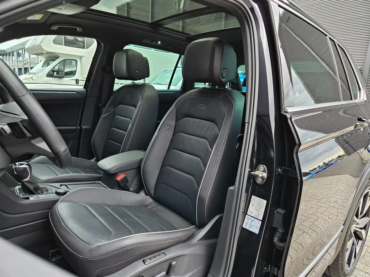 Volkswagen Tiguan 2.0 TSI 4Motion 190pk 3x R line Panodak Acc 360cam Zwart - 2