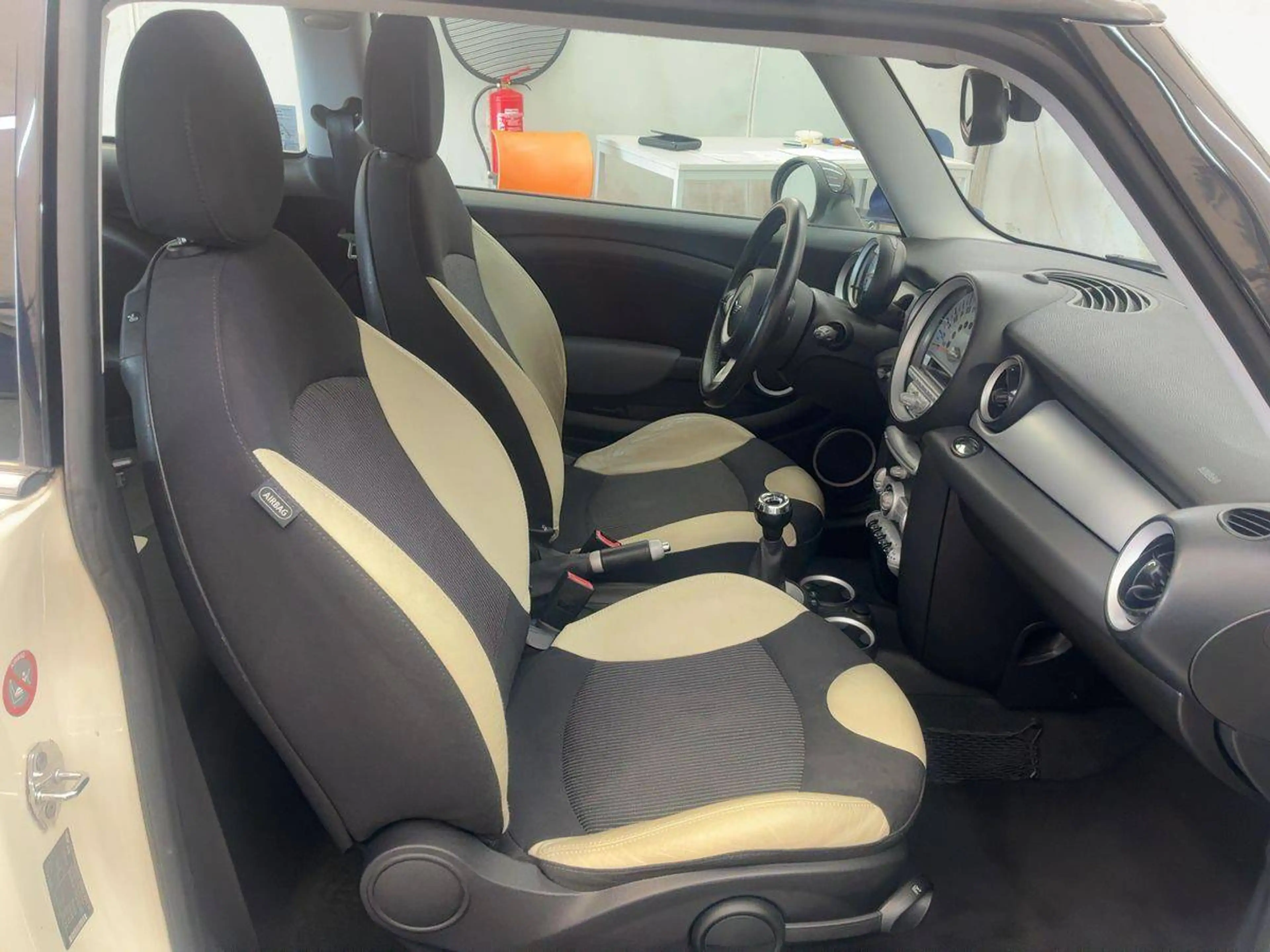 MINI One Cooper — photo 3