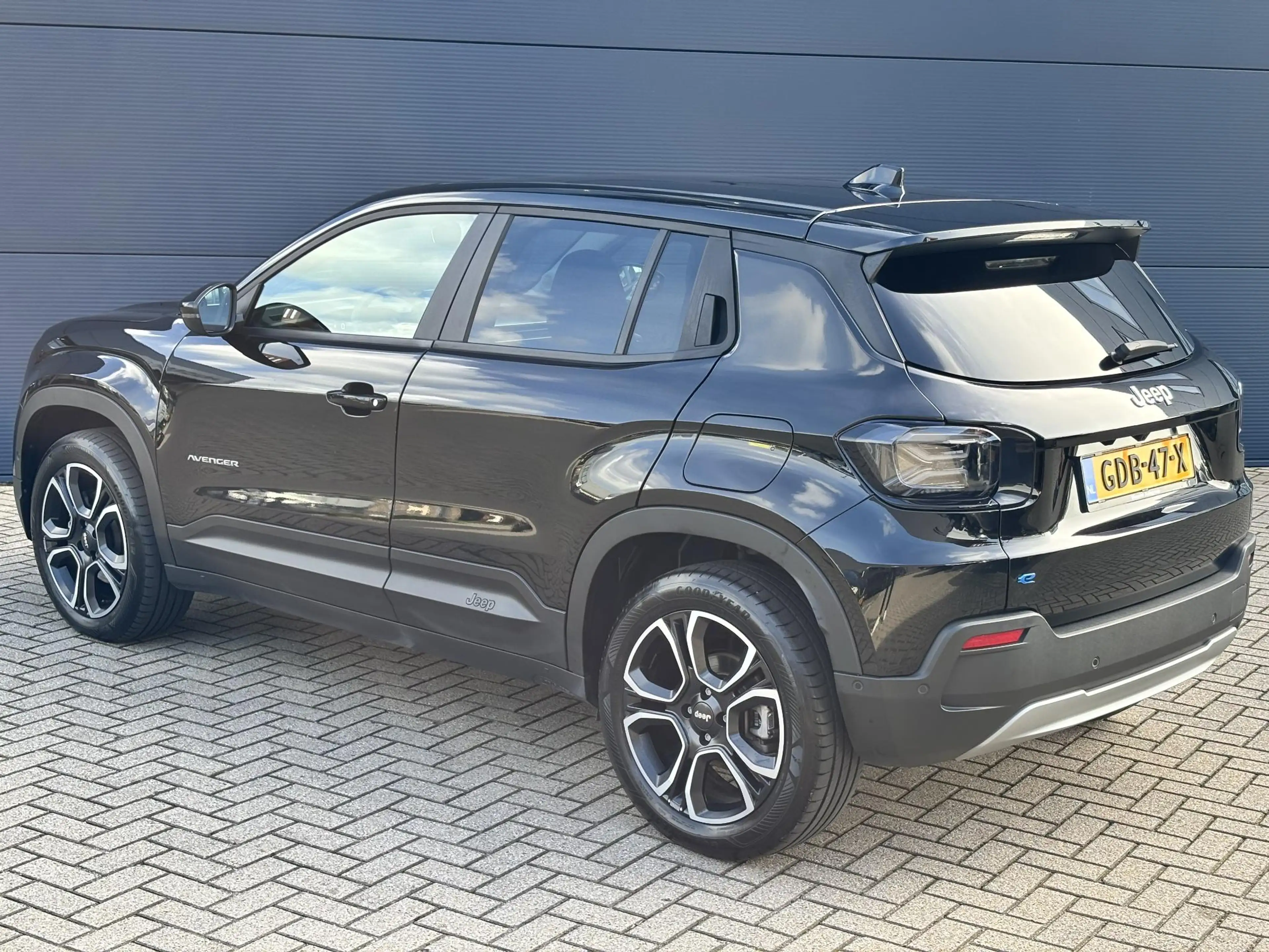Jeep Avenger Summit 54 kWh | Stoelverwarming | Parkeercamera | — photo 10