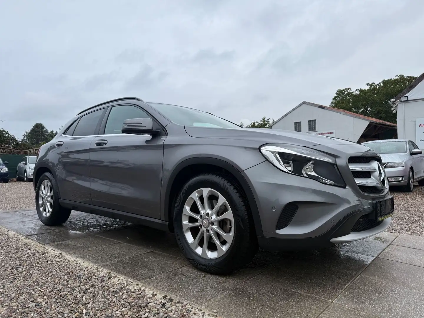 Mercedes-Benz GLA 200 Sportsitze Sportpaket Sport Lenkrad Grau - 1