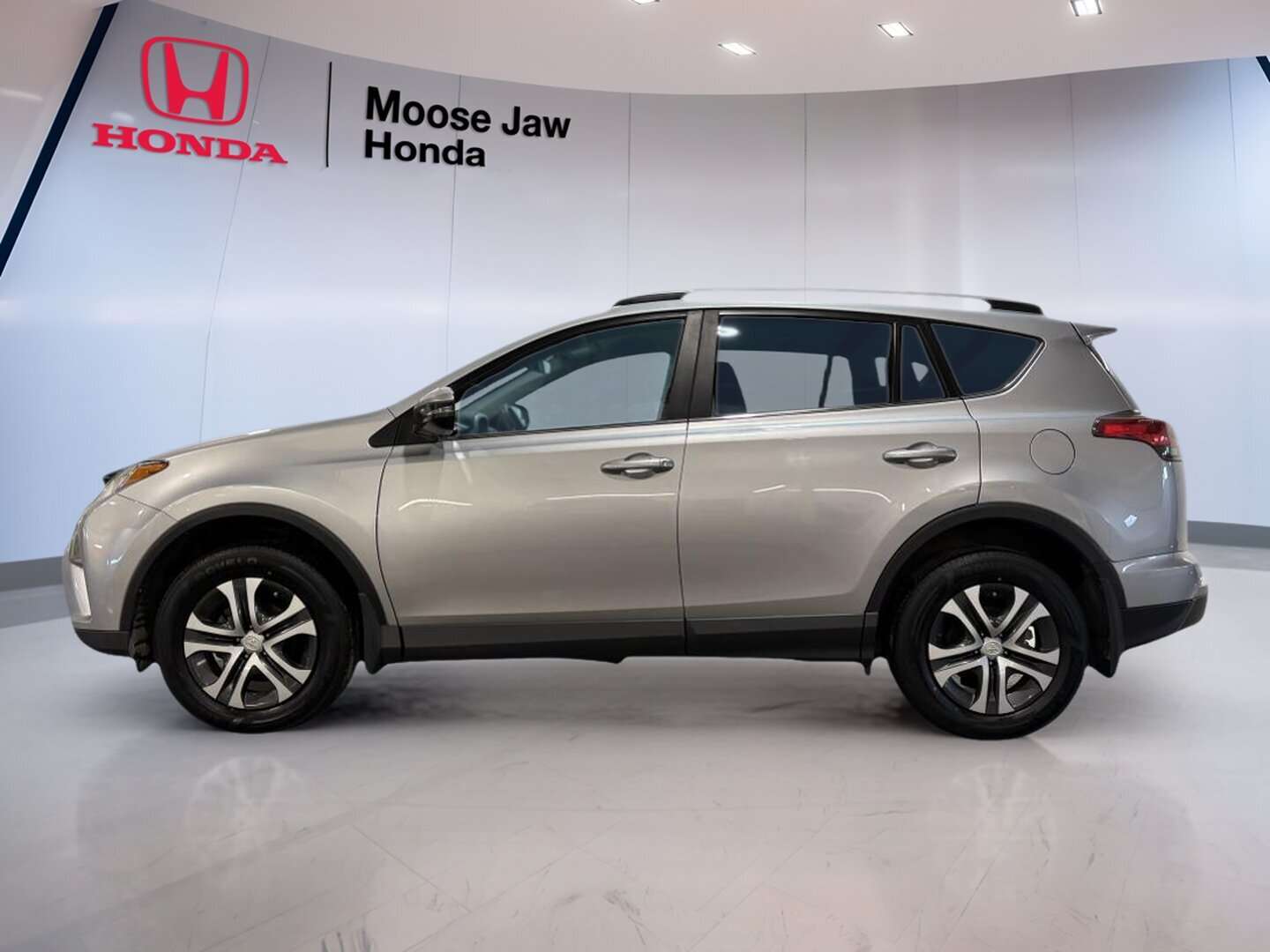 2017 Toyota RAV4 LE — снимка 1