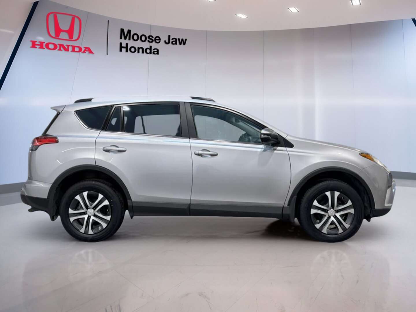 2017 Toyota RAV4 LE — снимка 1