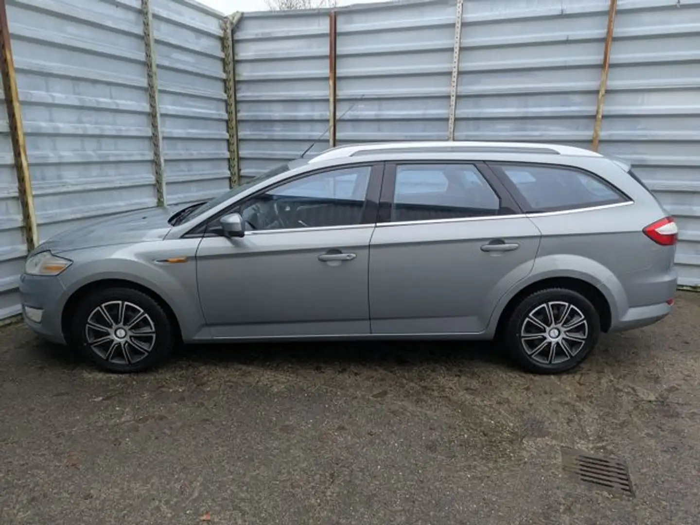 Ford Mondeo Turnier 2.0 TDCi Titanium*Automatik* Grau - 2