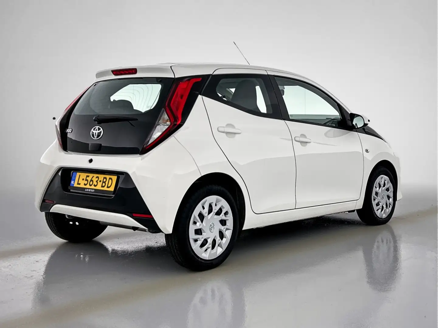 Toyota Aygo 1.0 VVT-i x-play | 1e Eigenaar | BTW'er | Camera | Bianco - 2
