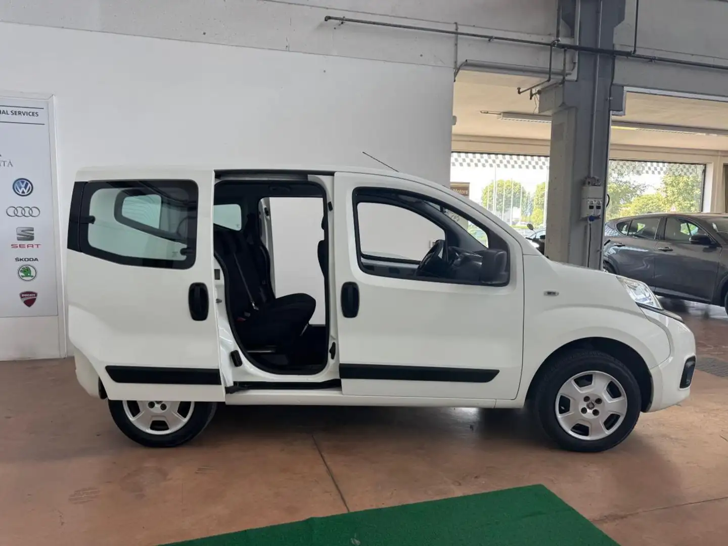Fiat Qubo 1.4 8V 77 CV Active Natural Power Blanc - 2